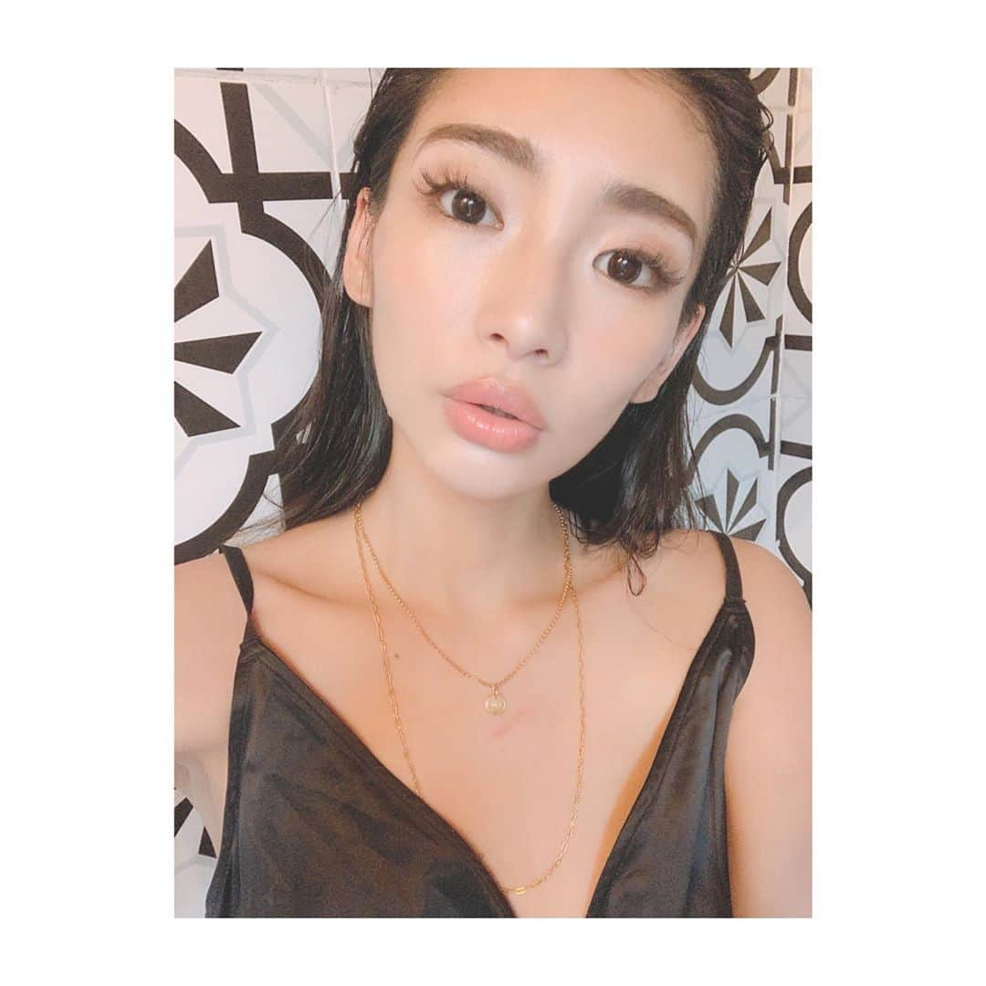 串戸ユリアさんのインスタグラム写真 - (串戸ユリアInstagram)「💄Beauty Shoutout💄  Skin care @tokyo_hills_clinic  Eyelashes @megu_radia  The beauty salon in japan is super pink now days fellas!!!🎀🎀🎀 ベトナムで遊びまくったので いつもの駆け込み寺へ。 肌をいつもキレイキレイしれくれるのは #tokyohillsclinic ✨ 最近はまっピンク色のお部屋ができて、 なぜかテンションあがる🎀 (Swipeしてみてみてね)  先生みずからの丁寧なカウンセリングと施術のおねえさんの 美肌(いままでみたなかで ガチでNo. 1)で大信頼。  そしてマツエクはもう説明無用なおめぐ @megu_radia 🥰 わたしすごい下まつげのクセがすごくて、下まつげあまりうまくいかないし、もちが悪かったんだけど、おめぐが試行錯誤してくれて すっごくよくなるようになってきた。 毎回新しい技をゲットしてくる彼女を尊敬✨✨✨ まつげに悩みがあるひとは 是非相談してみてほしい。  #Beautyshoutout #skincare #eyelashes #スキンケア #まつえく #美容」5月24日 18時56分 - yuriavodka