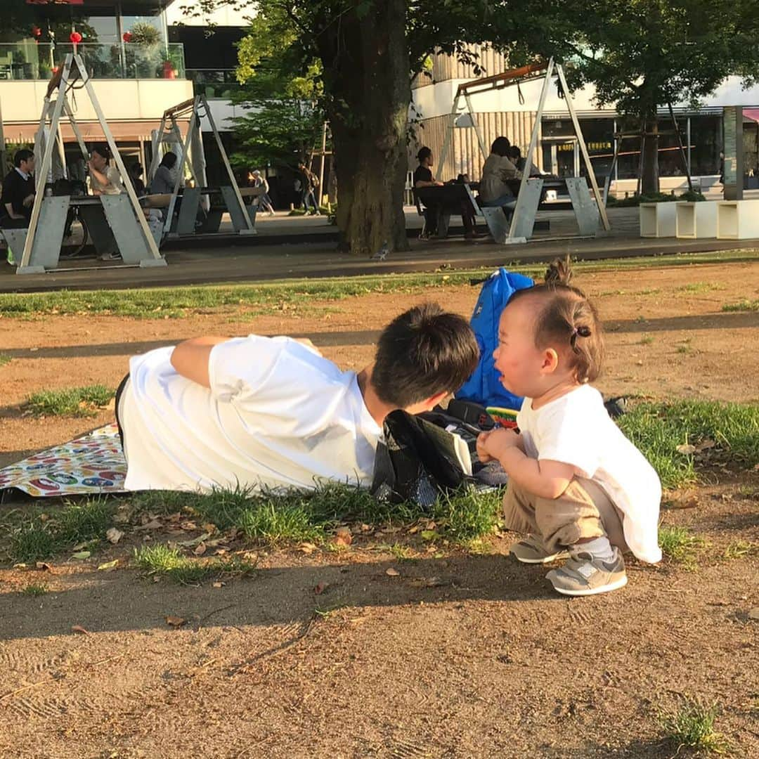 尾形貴弘さんのインスタグラム写真 - (尾形貴弘Instagram)「こないだ公園に行ったとき ちょっと寝ちゃった。。。 さくちゃんが、パパねないで！！遊んでー！って言ってて本当かわいかった。。。 気持ちいいから眠かったんだけど。。。 #柴犬大好き #柴犬マニア  #愛犬  #赤柴 #しばけん  #しばちゃん  #しばいぬ大好き  #shibainu  #shiba_snap  #犬ばか部  #いぬばか部 #ミク #三九 #39 #パンサー尾形 #赤ちゃん #赤ちゃんのいる暮らし #赤ちゃんと犬 #1歳2ヶ月 #サンキュー #ママリ #ベビフル」5月24日 18時49分 - miku3_miku_9