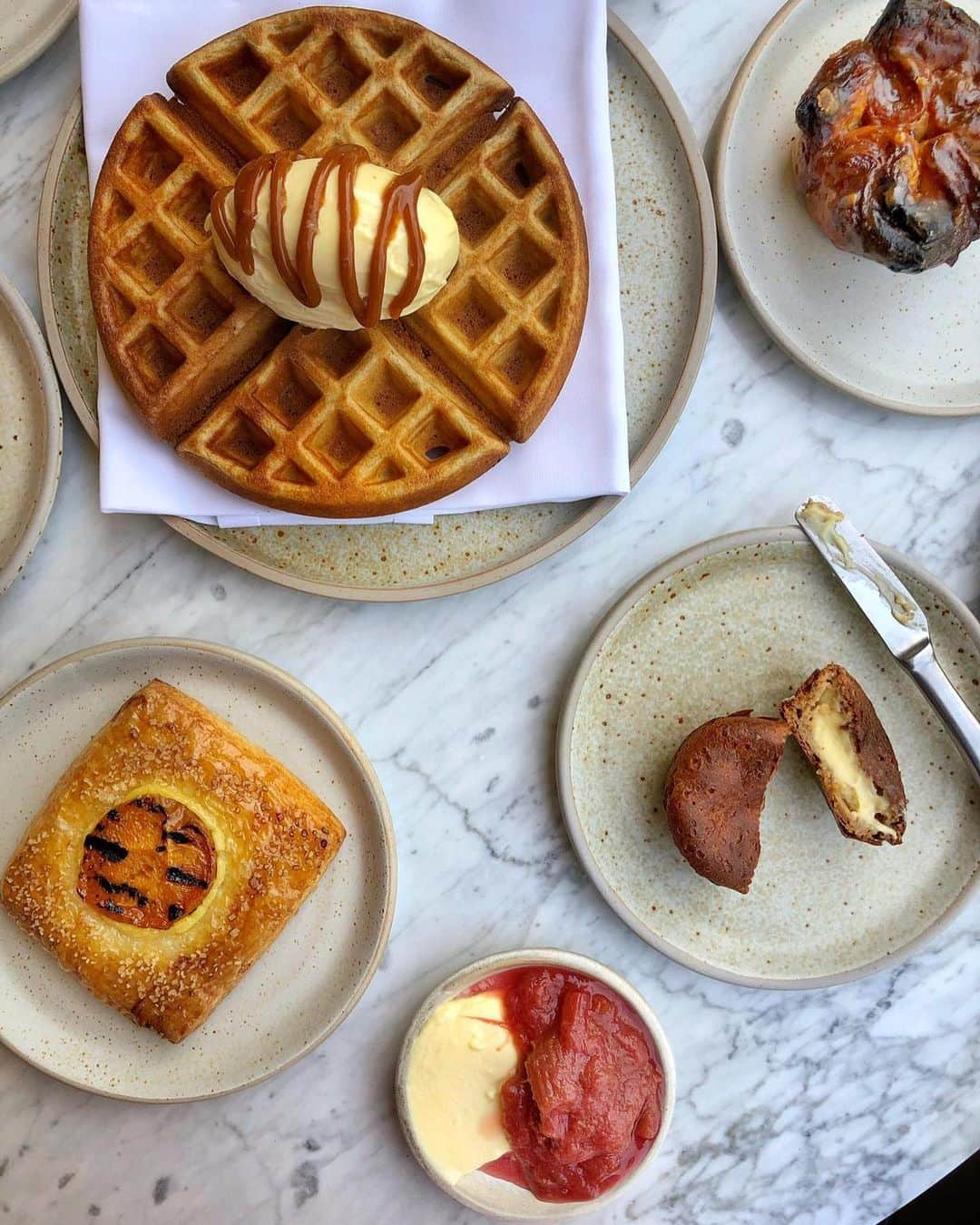 @LONDON | TAG #THISISLONDONさんのインスタグラム写真 - (@LONDON | TAG #THISISLONDONInstagram)「Morning! It’s @felicityspector here tucking into all the pastries at the brilliant new @darbyslondon opposite the US embassy in #Vauxhall... we’ve got a flaky deeply golden croissant, a Pump Street pain au chocolat, an apricot Danish, a coffee miso glazed kouign amann, plus a brilliant burnt honey muffin stuffed with a surprise tonka custard - and loads of sourdough toast with rhubarb jam and clotted cream. Plus head chef @deanoparker has even fired up the waffle iron to make us a sourdough waffle with creme fraiche and maple syrup which is coming to the breakfast menu soon! 🙏🏼😱 This latest restaurant from chef #RobinGill is truly superb - with an onsite bakery producing all kinds of breads and pastries... the savoury options look brilliant too! 👌🏼 Grab a table outside and enjoy the sunny terrace - and get these fabulous pastries while they’re hot! 🔥 // #thisislondon #londonfood #londonreviewed」5月24日 18時53分 - london