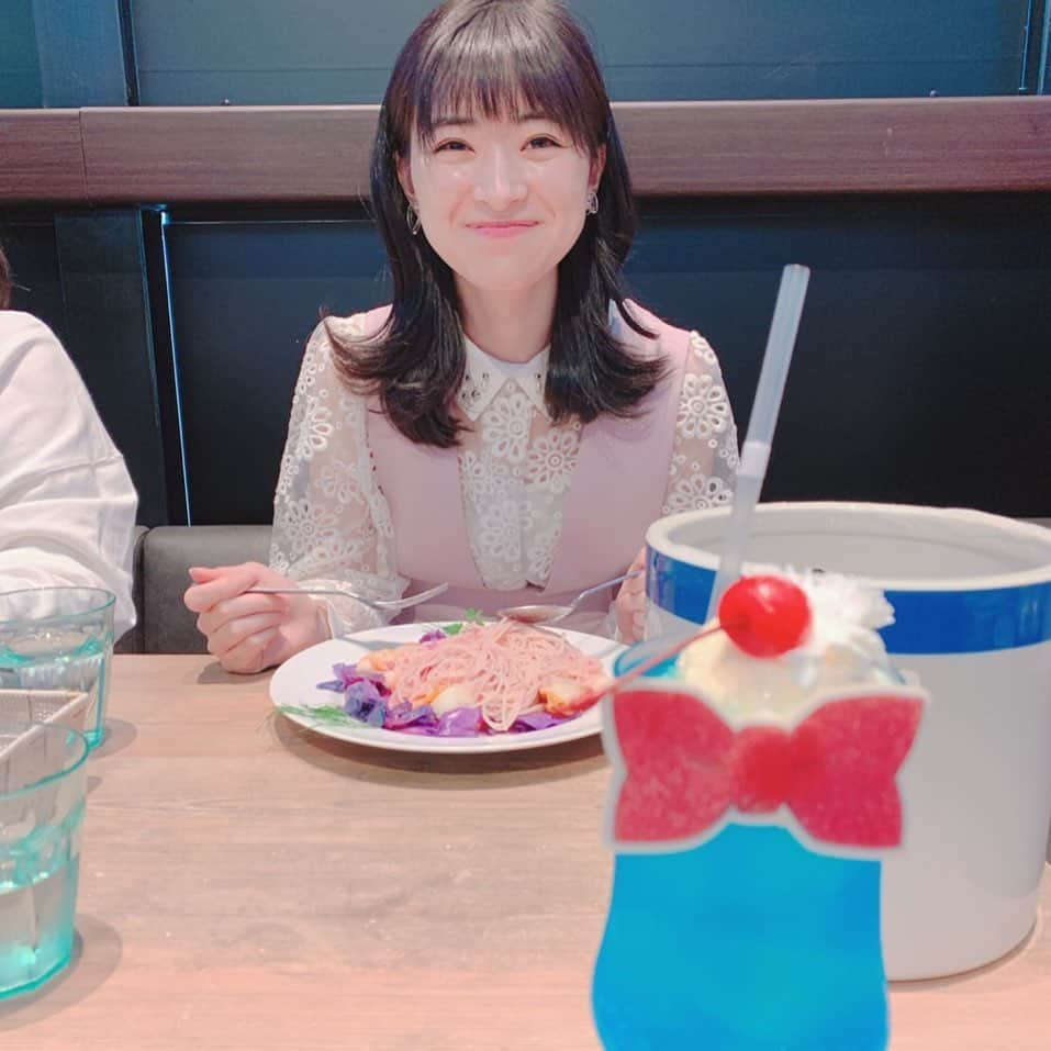 優希美青さんのインスタグラム写真 - (優希美青Instagram)「先週コナンカフェにやっと行けました😊 . 終始ニヤニヤが止まらない幸せな時間でした♡ . ニヤニヤを撮られてた😂 . #コナンカフェ #名探偵コナン」5月24日 18時55分 - mio_yuki