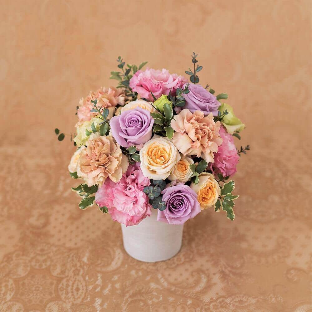 プシュケ[PSYCHE&]・花キューピットさんのインスタグラム写真 - (プシュケ[PSYCHE&]・花キューピットInstagram)「. 上品な紫のバラで高級感と品の良さが垣間見える贈り物。 生花の香しい香りをまとって、幸せなシーンをお届けします。結婚祝いや出産祝いにおすすめのフラワーギフト。 ｰｰｰｰｰｰｰｰｰｰｰｰｰｰｰｰｰｰｰｰｰｰｰｰｰｰｰｰｰｰｰｰｰｰｰｰｰｰｰｰｰｰｰｰｰｰｰｰｰｰｰ #ラブレターの日 #プシュケ #花キューピット #花 #お花 #ザ花部 #花に心を込めて #暮らしに花を #花のある暮らし #フラワーデザイン #インテリアフラワー #フラワーギフト #花束 #ブーケ #エレガント #結婚祝い #wedding #フラワーアレンジメント0323 #プシュケ_Elegant ｰｰｰｰｰｰｰｰｰｰｰｰｰｰｰｰｰｰｰｰｰｰｰｰｰｰｰｰｰｰｰｰｰｰｰｰｰｰｰｰｰｰｰｰｰｰｰｰｰｰｰ」5月24日 19時04分 - psyche.flowers