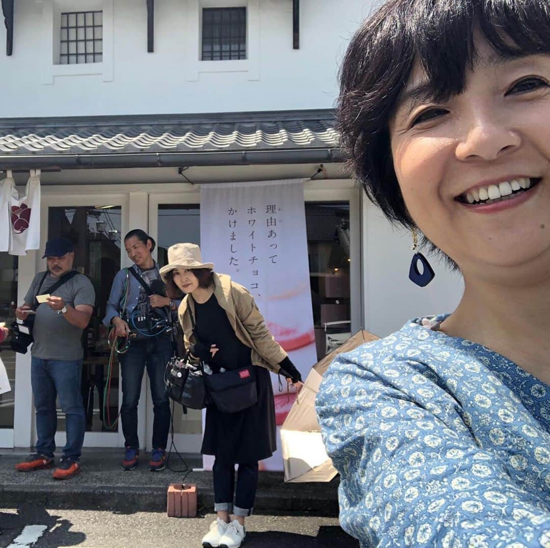 テレビ東京「朝の！さんぽ道」のインスタグラム：「来週の！ 朝の！さんぽ道は！ 渋谷センター街じゃない渋谷や、 地蔵通りじゃない巣鴨  など あえてメジャーじゃない方をさんぽする人気企画「じゃない方さんぽ」！ 藤田朋子さんが、そんなじゃない方の 街の魅力を新発見！  ロケ風景の撮影まで、 有難うございます！  来週は月曜から木曜の放送となります。  スタッフ2号 #朝のさんぽ道 #テレビ東京 #藤田朋子 #さいたま新都心 #さいたまスーパーアリーナ #戸越銀座 #自由が丘 #じゃない方 #朝のさんぽ道は毎朝7時35分から」