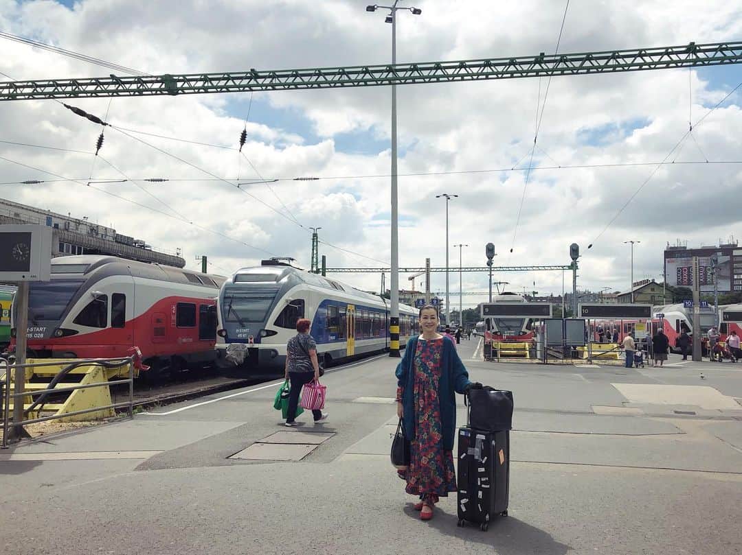 桐島かれんさんのインスタグラム写真 - (桐島かれんInstagram)「ヨーロッパの中央に位置する中欧三国のオーストリア、チェコ、ハンガリーを巡る旅。それぞれ異なる魅力をもった三国にすっかり魅了されました。旅の拠点、ウィーンへ戻ります。ブダペスト南駅にて。 #budapest #」5月24日 19時05分 - houseoflotuskaren