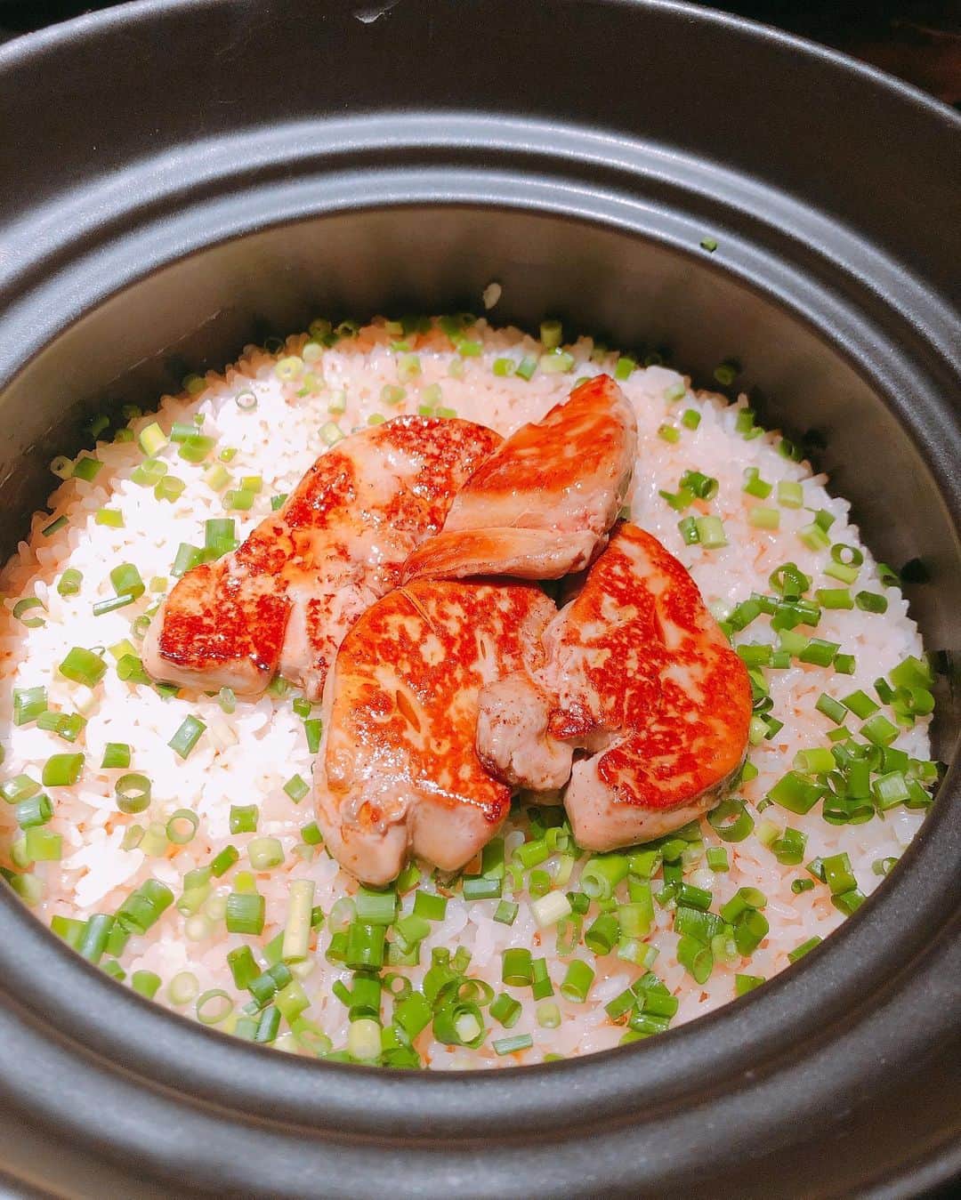 そうすけのインスタグラム：「最近食べた絶品料理  それぞれあと10回以上は食べたい  フォアグラの炊き込みご飯 若鶏 アグー豚しゃぶしゃぶ 辛麺 白河ラーメン 芸術的な寿司 まかない的な麻婆豆腐チャーハン とり蕎麦  #itumo #割烹鶏一八 #しゃぶ邸慶 #桝元 #とら食堂 #すし匠まさ #やきとり健歩 #そば助」