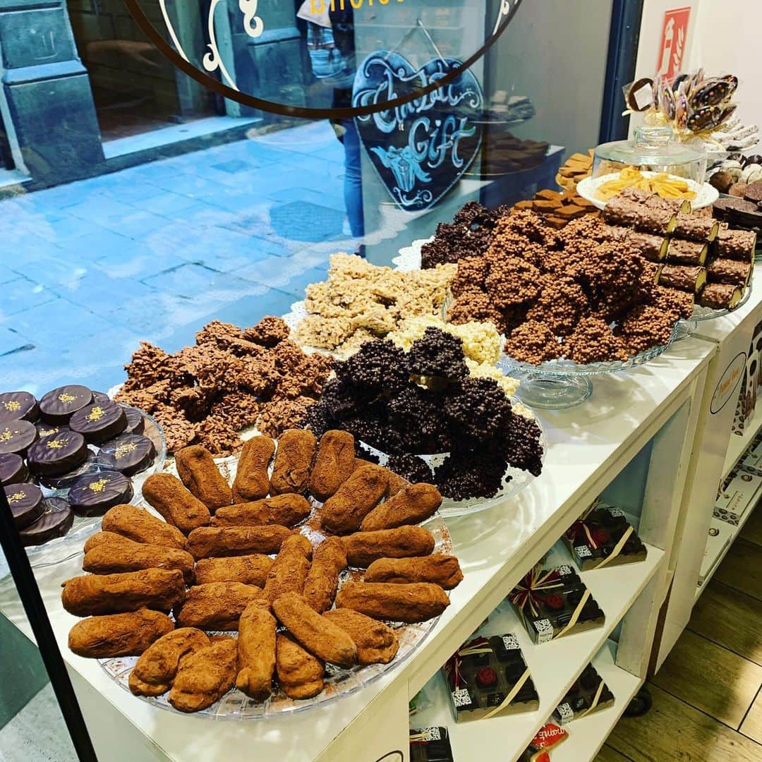 永瀬かおるさんのインスタグラム写真 - (永瀬かおるInstagram)「// Chocolate con Churros // やりたかったのこれー♡☕️🍩 チョコレートは甘すぎず、美味しい☺️ 他のお菓子はあまーーーーいものばかりだけど🤤 チュロス屋さん2軒行ったよ🤣  #barcelona #spain #trip #españa #chocolate #永瀬かおるのスペイン旅 #旅 #旅行 #スペイン #スペイン旅行 #スペインスイーツ #バルセロナ #チョコラテコンチュロス #チョコ #チョコ好き#旧市街 #カフェ  #旅ブログ書いてます」5月24日 18時59分 - nagase_kaoru