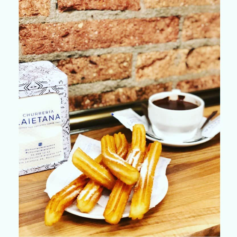 永瀬かおるさんのインスタグラム写真 - (永瀬かおるInstagram)「// Chocolate con Churros // やりたかったのこれー♡☕️🍩 チョコレートは甘すぎず、美味しい☺️ 他のお菓子はあまーーーーいものばかりだけど🤤 チュロス屋さん2軒行ったよ🤣  #barcelona #spain #trip #españa #chocolate #永瀬かおるのスペイン旅 #旅 #旅行 #スペイン #スペイン旅行 #スペインスイーツ #バルセロナ #チョコラテコンチュロス #チョコ #チョコ好き#旧市街 #カフェ  #旅ブログ書いてます」5月24日 18時59分 - nagase_kaoru