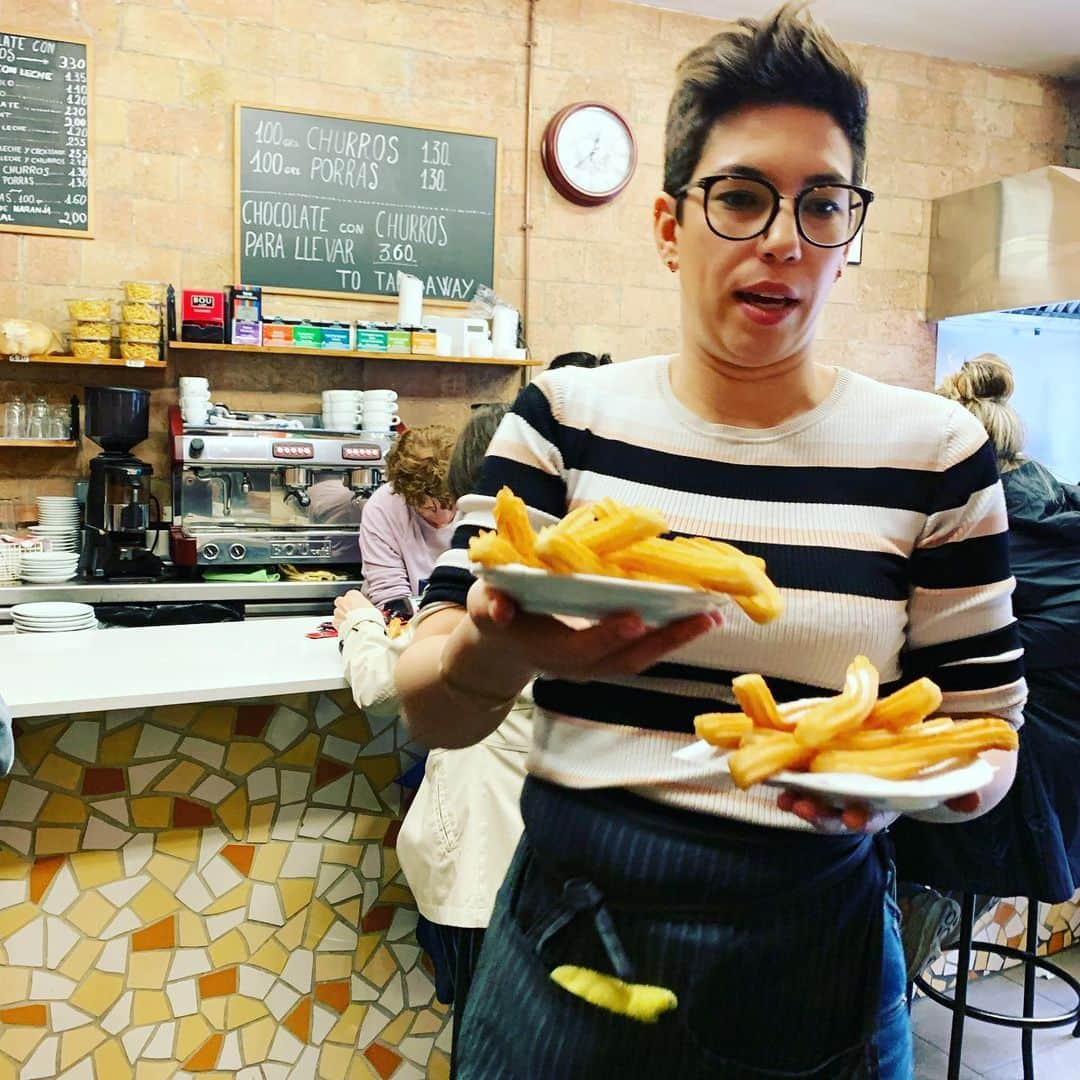 永瀬かおるさんのインスタグラム写真 - (永瀬かおるInstagram)「// Chocolate con Churros // やりたかったのこれー♡☕️🍩 チョコレートは甘すぎず、美味しい☺️ 他のお菓子はあまーーーーいものばかりだけど🤤 チュロス屋さん2軒行ったよ🤣  #barcelona #spain #trip #españa #chocolate #永瀬かおるのスペイン旅 #旅 #旅行 #スペイン #スペイン旅行 #スペインスイーツ #バルセロナ #チョコラテコンチュロス #チョコ #チョコ好き#旧市街 #カフェ  #旅ブログ書いてます」5月24日 18時59分 - nagase_kaoru