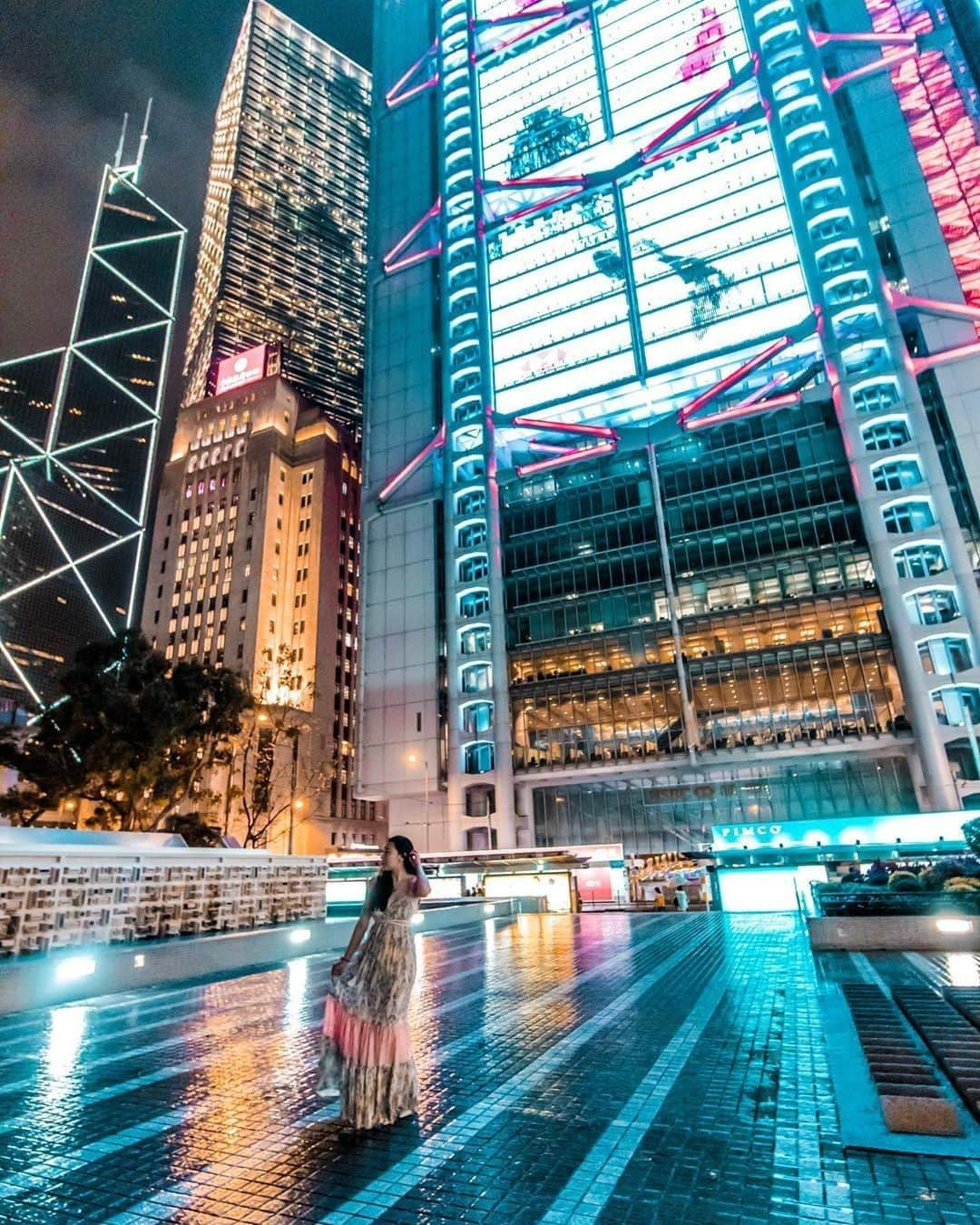 Discover Hong Kongさんのインスタグラム写真 - (Discover Hong KongInstagram)「TGIF! Have a weekend as dazzling as these skyscrapers! 週末來啦！希望大家有像香港夜景般燦爛的假期！ TGIF！週末をキラキラした香港の街で過ごそう！ 📷: @natewah @sandrabellex #DiscoverHongKong #repost」5月24日 19時01分 - discoverhongkong