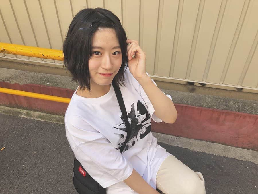 上西怜さんのインスタグラム写真 - (上西怜Instagram)「⠀ ⠀ 5/31発売！ WEGO×NMB48のコラボTシャツ  今日から発売日まで コラボTシャツでできるコーデを 載せていきたいと思います(^^) ⠀ 少しでも参考になれば！と思いすっ ⠀ これを機に「Tシャツ欲しい！」 と思って下さる方が増えたら嬉しいなぁ☺️💭 ⠀ ⠀ ⠀ ⠀ みんなでデザインさせていただいた フォトプリントTシャツは少し大きめのサイズになっていて 丈も袖も長めになっていますっ ⠀ 白だと膨張色で苦手意識がある方もいらっしゃると思いますが、 ベルトを着けて、腰のラインが見えるようにすれば！ ⠀ きっと着やすくなると思います👀💭 ⠀ ⠀ ⠀ ⠀ ぜひ！試してみてくださいっ(^^)// ⠀ ⠀ #WEGO #NMB48 #コラボTシャツ #プリントTシャツ  #tシャツ #パンツ #white #パンツもWEGOだよ☺️ #私服 #ootd #ショートカット #でこ #デコ出し  #前髪アレンジ #ねじり #ピンの付け方ださい🤭 ⠀ ⠀ ⠀」5月24日 19時03分 - jonishi_rei