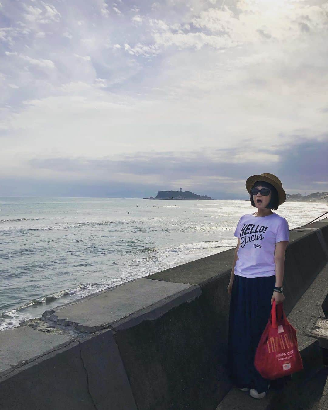 千秋さんのインスタグラム写真 - (千秋Instagram)「Hello、江の島🏝  ハローサーカスTシャツ👕 20回目のハローサーカス、名古屋で開催中です🎪 ‪第20回ハローサーカスin名古屋‬ 5/23木曜〜26日曜 10時半〜 ロフト名古屋 #ハローサーカス #hellocircus #ハンドメイド #麦わら帽子 #ストローハット #カンカン帽」5月24日 19時04分 - chiaki77777