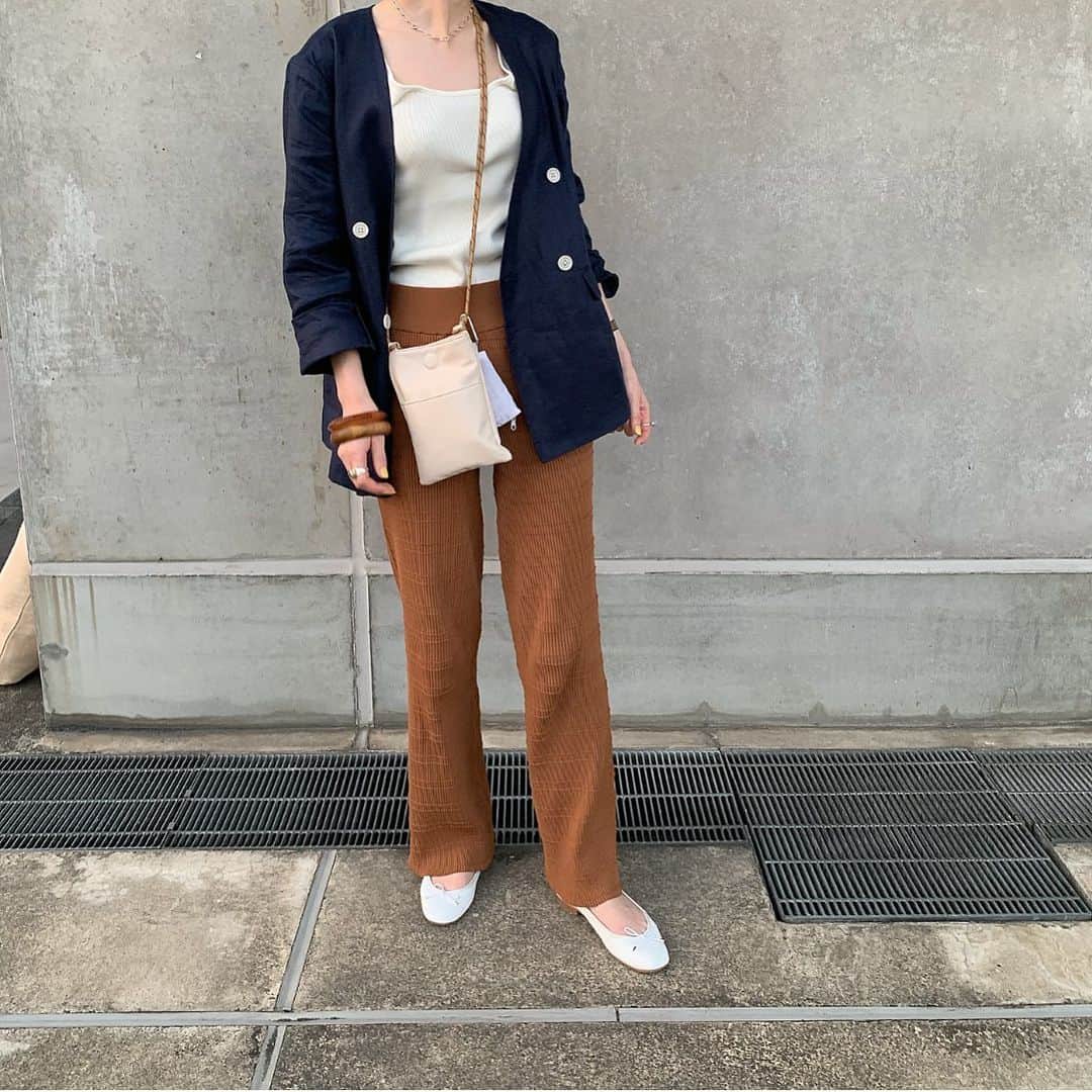 のインスタグラム：「. . #暑いね . ネイビー×キャメル . . #iena#spickandspan#todayful  #ベイクルーズ だらけ」