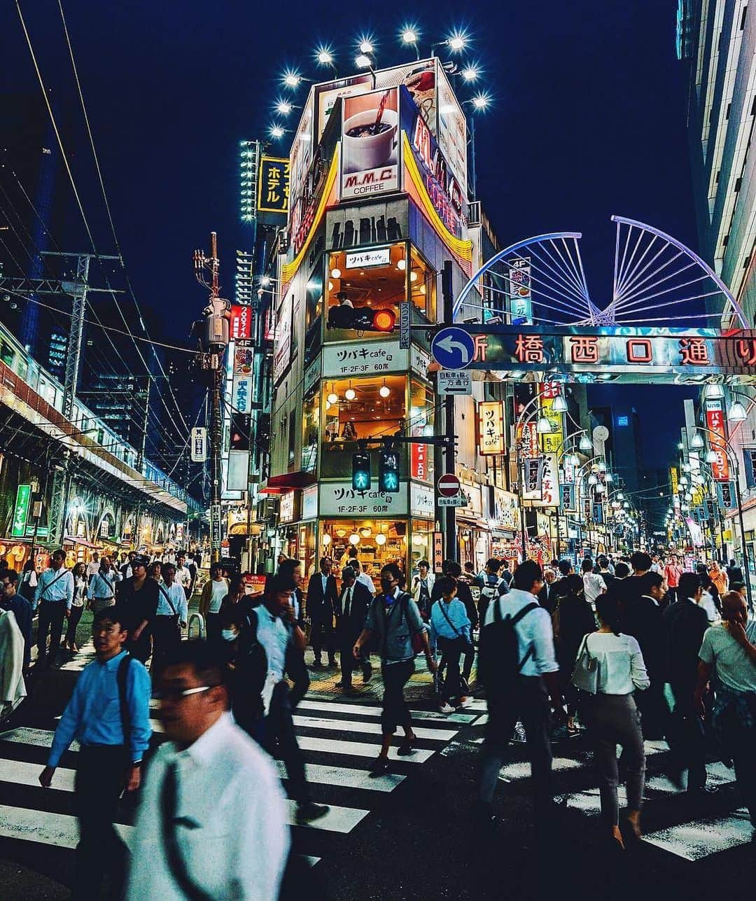 Andaz Tokyo アンダーズ 東京さんのインスタグラム写真 - (Andaz Tokyo アンダーズ 東京Instagram)「Friday is here!! 🎉🎉 For a taste of Tokyo nightlife, experience nearby Shimbashi, where the locals let their ties loose after the long work week🍻👔 • 📸 Big thanks to @tokyo.ig for this neighborhood capture」5月24日 19時11分 - andaztokyo