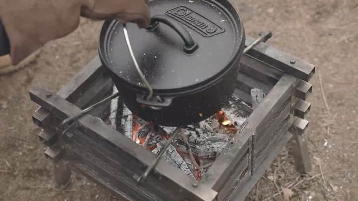 Coleman Japanのインスタグラム：「🎥 Coleman Camp Gear Vol.3🏕 コールマンのギアシリーズから「ステンレスファイアープレイスⅢ」をご紹介。焚き火を楽しむのに最適なデザイン、料理もできるマルチユース焚き火台。 ・ ・ ・ #灯そうColeman #灯そうコールマン #灯そう #Coleman #コールマン #Dutchoven #ダッチオーブン #Camp #キャンプ #Outdoor #アウトドア #焚き火 #焚き火台」