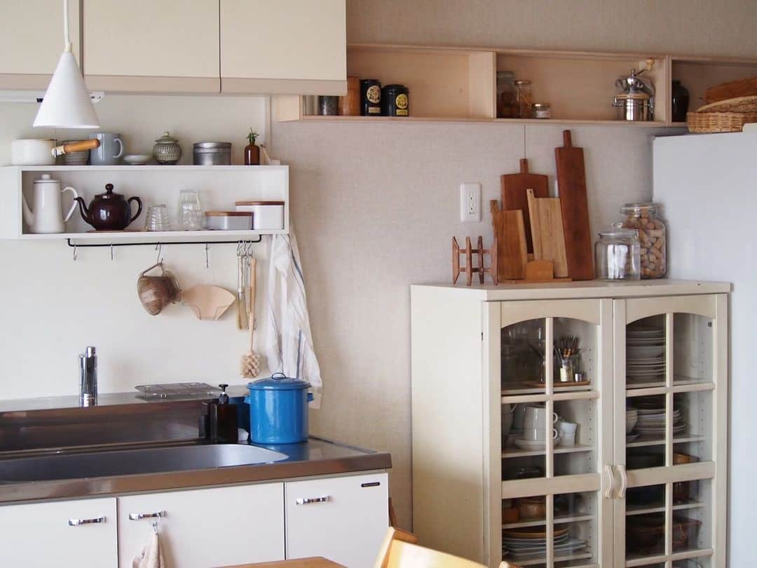ムクリ［mukuri］さんのインスタグラム写真 - (ムクリ［mukuri］Instagram)「雰囲気も使い勝手も！小さな棚ひとつでキッチンをもっと好きになる～工夫して楽しむ団地暮らし（uchino_kotoさん）〜﻿ ﻿ キッチンに取り付けた小さな手作り棚にはサイズ以上の効果がありました。﻿ ﻿ それは団地の懐かしい雰囲気を生かし、シンプルに仕上げたい、そんな思いからお部屋づくりをされているkotomagoさんの気持ちがあらわれた場所でもあります。﻿ ﻿ 小さな棚にコーヒーグッズや古くからの愛用品を並べて、居心地が良くなったという空間をぜひご覧くださいね。﻿ ﻿ ﻿ @uchino_koto さん、ありがとうございました！﻿ ﻿ ﻿ —————————————————————﻿ ＼ @daily_mukuri にてプレゼント企画実施中／﻿ フォロー&コメントで完了ですので、﻿ ご応募お待ちしてます！﻿ —————————————————————﻿ ﻿ ﻿ ▶記事詳細はプロフィールのURLよりご覧ください﻿ プロフィールはこちらから﻿  @mukuri_official ・ ﻿ ﻿ ﻿ #団地 #団地暮らし #台所 #キッチン #kitchen #DIY #賃貸 #賃貸インテリア #賃貸暮らし #リビング #ダイニング #アパート #マンション #シンプルインテリア #マイホーム #おうち #収納 #整理収納 #シンプルライフ #シンプルな暮らし #日々 #日々の暮らし #暮らし #暮らしを楽しむ #くらしの編集 #丁寧な暮らし #暮らしを整える #こどものいる暮らし #ムクリ﻿」5月24日 19時12分 - mukuri_official