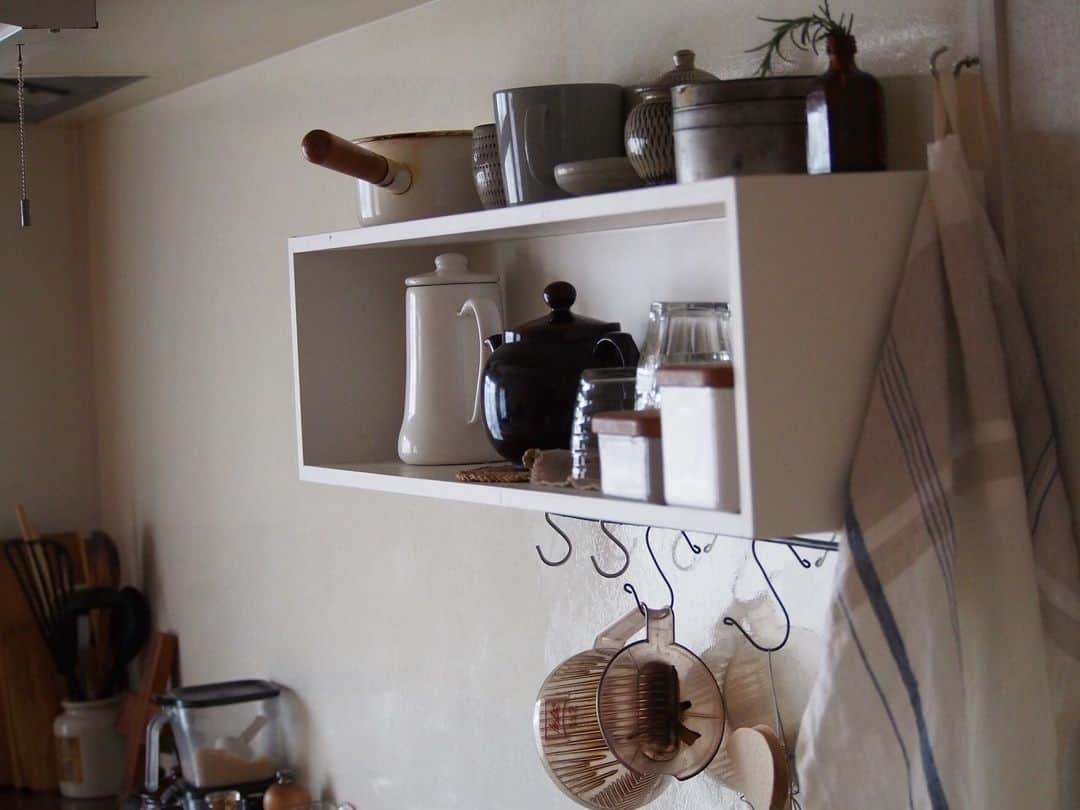 ムクリ［mukuri］さんのインスタグラム写真 - (ムクリ［mukuri］Instagram)「雰囲気も使い勝手も！小さな棚ひとつでキッチンをもっと好きになる～工夫して楽しむ団地暮らし（uchino_kotoさん）〜﻿ ﻿ キッチンに取り付けた小さな手作り棚にはサイズ以上の効果がありました。﻿ ﻿ それは団地の懐かしい雰囲気を生かし、シンプルに仕上げたい、そんな思いからお部屋づくりをされているkotomagoさんの気持ちがあらわれた場所でもあります。﻿ ﻿ 小さな棚にコーヒーグッズや古くからの愛用品を並べて、居心地が良くなったという空間をぜひご覧くださいね。﻿ ﻿ ﻿ @uchino_koto さん、ありがとうございました！﻿ ﻿ ﻿ —————————————————————﻿ ＼ @daily_mukuri にてプレゼント企画実施中／﻿ フォロー&コメントで完了ですので、﻿ ご応募お待ちしてます！﻿ —————————————————————﻿ ﻿ ﻿ ▶記事詳細はプロフィールのURLよりご覧ください﻿ プロフィールはこちらから﻿  @mukuri_official ・ ﻿ ﻿ ﻿ #団地 #団地暮らし #台所 #キッチン #kitchen #DIY #賃貸 #賃貸インテリア #賃貸暮らし #リビング #ダイニング #アパート #マンション #シンプルインテリア #マイホーム #おうち #収納 #整理収納 #シンプルライフ #シンプルな暮らし #日々 #日々の暮らし #暮らし #暮らしを楽しむ #くらしの編集 #丁寧な暮らし #暮らしを整える #こどものいる暮らし #ムクリ﻿」5月24日 19時12分 - mukuri_official