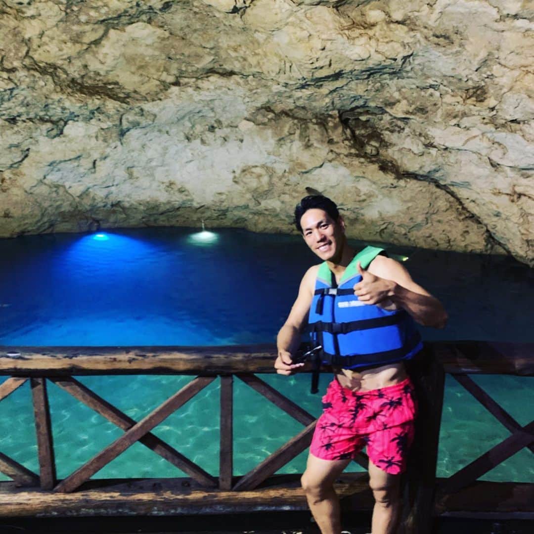 のインスタグラム：「Méridaで有名なセノーテに行ってきました🏊‍♂️ すごく神秘的な所で自然のPowerをもらいました‼️ . #todossomossultanes #mexico #merida #セノーテ #パワースポット #自然 #不思議」