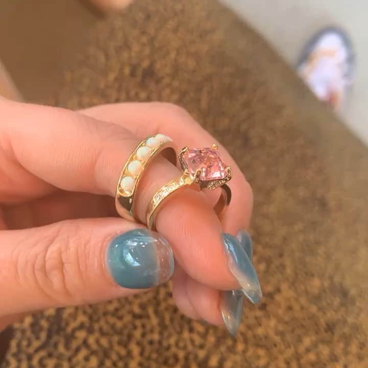 高橋有紀のインスタグラム：「#liquem_yuki19ss コラボリングがめちゃくちゃ可愛く仕上がりました💍 6月発売のわたしのコラボはこの2つと🍑と、ブルーチョーカーおあとまたかっわいーハートイヤリングが1つあります!! #liquem_yuki  そして初のスカルプネイルを @lysanail  先端クリアやってみたかったの〜 右手は仕事柄短めにしてます！ 展示会はいつもと違う場所であるので関係者の方遊びにきてね🥺 #おさかなゆきのネイル」
