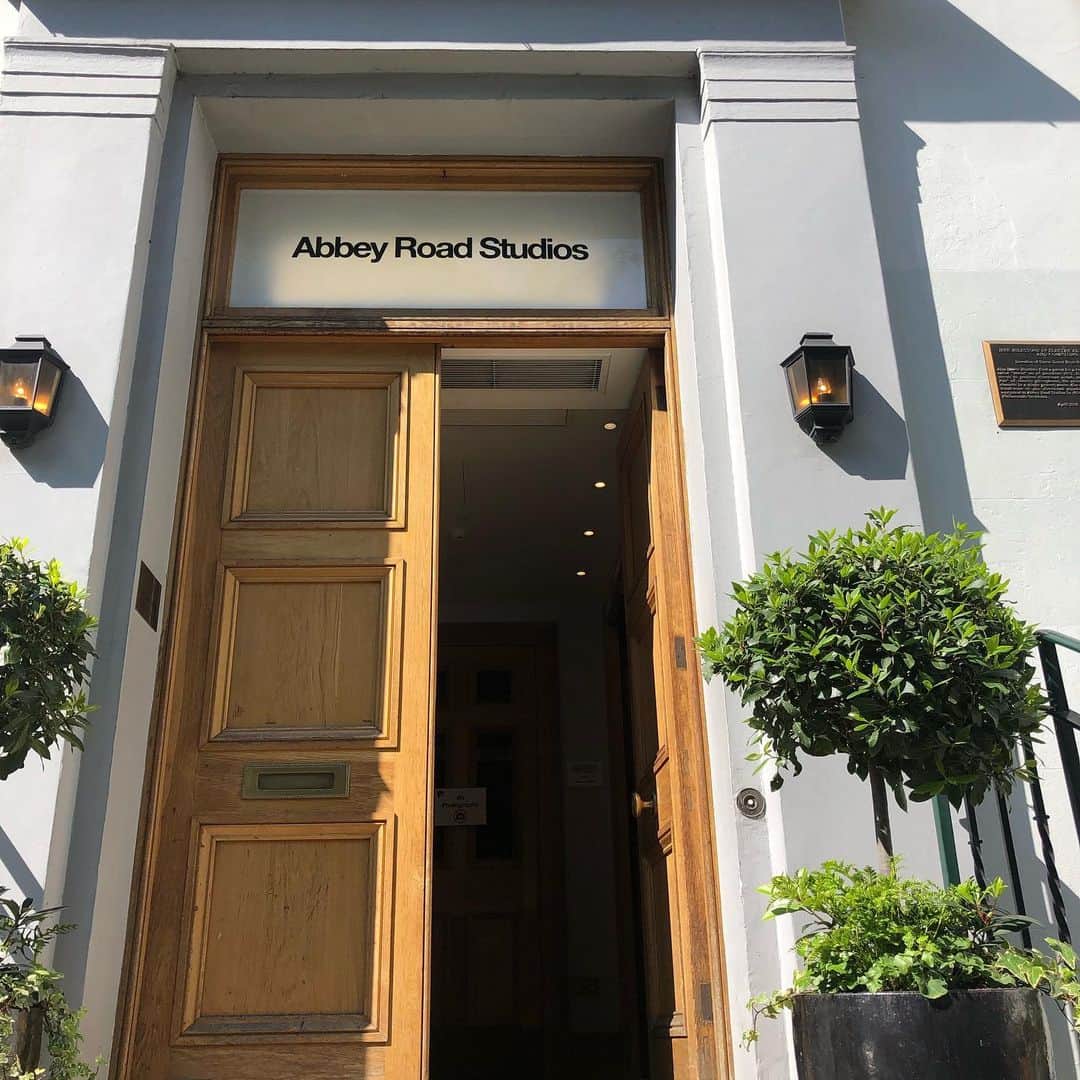 松澤由美さんのインスタグラム写真 - (松澤由美Instagram)「Abbey Road Studio now☆ #ロンドン #london #abbeyroad #abbeyroadstudios #oscavaleirosdozodiaco #yumimatsuzawa」5月24日 19時15分 - yumimatsuzawa
