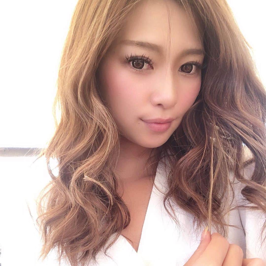 長谷川唯のインスタグラム：「・ ・ マツエクも新しくしもらって私の目に合うデザインを丁寧に説明してくれて担当してくれた山田さんが綺麗にしてくれました🥺❤️ ・ ・ 私は目尻を強調したいからボリュームを出してもらったよ😋✌🏻本当に1本一本が綺麗でそして取れないの😯✨✨ ・ ・ #マツエクデザイン #マツエク #me #eyelash #eye #happy #love #instagood」