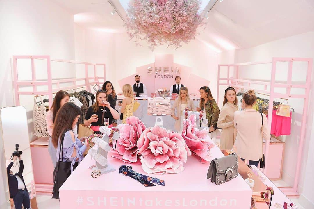 SHEINさんのインスタグラム写真 - (SHEINInstagram)「Last nights pop up preview event was so much fun! 🛍 Thank you to everyone who came to view our summer collection! 💕 Who’s coming to see us today and tomorrow?!🙌🏼 #SHEINtakesLondon #MeetSHEIN」5月24日 19時18分 - sheinofficial