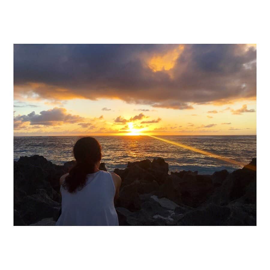 千葉アリサさんのインスタグラム写真 - (千葉アリサInstagram)「《way of life》  35歳の誕生日を迎えた翌日から、 姉と 沖縄 久高島に旅をした。  ここで体感したことから このいのちと向き合うと心決めた 内観の日々は、 魂のルーツの旅だったんやなと思う💫  自分の中に何があるかを知るために、掘っては 見つけて 認めて 抱きしめて 手放して。勉強してはまた掘って。  心のゴーがでる時を待った分（一年半w）長なりますが😋 #心紐解く話  ここから 初めようと思います。 _ _ _ _ _ _ _ _ _ _ _ _ _ _ _ _ _ _ _ _ _ _ _ _  久高島は、琉球王朝時代から 数々の神事が行われ 祝女が守ってきた 自然と、祖先の魂と 祈りと共にある 神の島。  道を切り開き 今はスペインに嫁いだ スピ姉 ロリが人生の分岐点に立ったときに訪れてから 特別な地となった事で 私を誘ってくれた。  生きてきた中でくっつけた思考（思いグセ）で雁字搦めで確信が持てず、いつも何かを探していた私を変えたいと感じてた頃合いやった。  島は、出会う人の数よりもネコの方が多くて🐈今も昔も変わらず静穏にこの島の時間が流れてるような。 （食事処や宿もいくつかあるくらい）  神聖さを感じつつも 最初はここで二泊三日過ごすんか😳と少しよぎったけど  波の音、鳥の鳴き声 虫の音  自然の音だけに包まれて、陽と空と海と潮風を 五感フルで感じるうちに  何もない  誰もいない 。  すべてを感じられる すべてを感じていい すべてが在る。そう想うようになった  周囲8キロの小さな島を、一周するのに自転車をこぎながら ロリが言った。 「道に迷った時は、まわりの誰が何と言おうとも、いや やっぱり私はこっちへ行きたいんや！と信じる道にいくんよ。道は自由に選べるんやから。ここで私は本来の自分に立ち戻るために 自然に還帰ることを教えて頂いたんよ」  ええこと言うわ、ねーちゃん。 でも心の声って何？頭の中の声いっぱいでわからへん...とその時は思った  二日目、2人だけしかいない海で ただ 浮かんだり 夢中で海の生命の世界を覗かせてもらいながら 魚と泳いだり、浜辺でぼんやり 子供の頃貝殻探しが好きだったのを思い出すなぁ☺️と ヤドカリの行方を眺めて楽しんだりして。  雨が降れば 虹をみつけ、夕陽を見送ると  無数の星が現れて流れ星を探した。  それでも 島の夜はそんなに出歩いたらあかん。祖先たちと 目に見えないもの達の時間やからね、と早々に 部屋に帰って 思い出話をした。母、父、祖母のこと、血のこと、地震、離婚、子供の頃の痛みや悩み、記憶辿った色々を。  同じ環境で育てども、性質と選択の術も違うしガチでぶつかったりしながら私が導く時があれば 姉が助けてくれたり、 戦友であり 心友である 貴方と姉妹でよかったと話していた時のこと。  突然、ムカムカザワザワと浮かんできて 抑えようにも 飛び出てきた言葉「ロリ、私のこと 認めてへんやろ？」 ... 深いところから出てきた私の声... えっ  どっかーーん！これが インナーチャイルド（潜在意識）の声か！そうか、認めてないのは 私自身かー😱 ・ 思春期の頃、行き場のないショックが重ったある日 閃いた。感じたくない感情すべて 感じないようにすればいい。切り離して箱に閉まって鍵をかけて。そうしたら前に進めるやんか！と姉に得意げに話したっけ。  暴れだすのは ずっと無視をされ続けた私の感情。抑圧されたエネルギーの塊。これを知るのを怖れてたんやわ...あたしずっと自分を愛せてなかった！  気づいた瞬間 ぼろぼろ涙がこぼれた😭  話すりかえようとも、あの手この手で何度も現れてくる壁、ラスボスも私なのか！  無視せんといて。なんとかして懸命に生きてきたやん。認めてよ、大切にして。赦して、抱きしめて、愛してよ！これが置いてけぼりにした私の望み。 何なら恋人に求めてきたセリフ！w  これが心の声ってやつか！！ ごめんね。愛するからねと 初めてあの頃の私を抱きしめるように 眠った。  翌朝姉と寝起きで飛び出して陽が昇るのを待った、あの朝日は忘れへん🌅  愛と感謝の歓びが満ちて 心震えた。  選んできた道のりに間違いなんてない。ここに繋がっているから。過去と自分への罪悪感を手放そうと思えた。  今ここに生きているってことは いのちを繋いでもらって愛されてきた奇跡。 だから本当は大きな愛を知ってる。 こうして自然の一部なんだと感じて サークルオブライフの中で ただまるっと受け入れられ 生かされている。この地から 細胞で、魂で、思い出させてもらった感覚。  外に探し求めていたものは、  すべて内にある。  探していた居場所は、体の心の中に。 探していた理解者も ここにいてる。  いつも欲しかったのは私自身だった。  だれといても いなくても。  足を踏み進めるのも 自らの傷を癒すのも最後は 自分。 でも、1人で生きてるわけじゃない。何一つ。 影響しあって繋がっている。  幸せは 何処で誰かがしてくれるもんやない、心にあるもの。  メガネメガネゆーて、おでこにしとるではないか😂という気づきと 癒しのプロセスのはじまりでしたとさ。  #心のセルフケア #まずは自分から #interbeing」5月24日 19時18分 - alyssamarianne