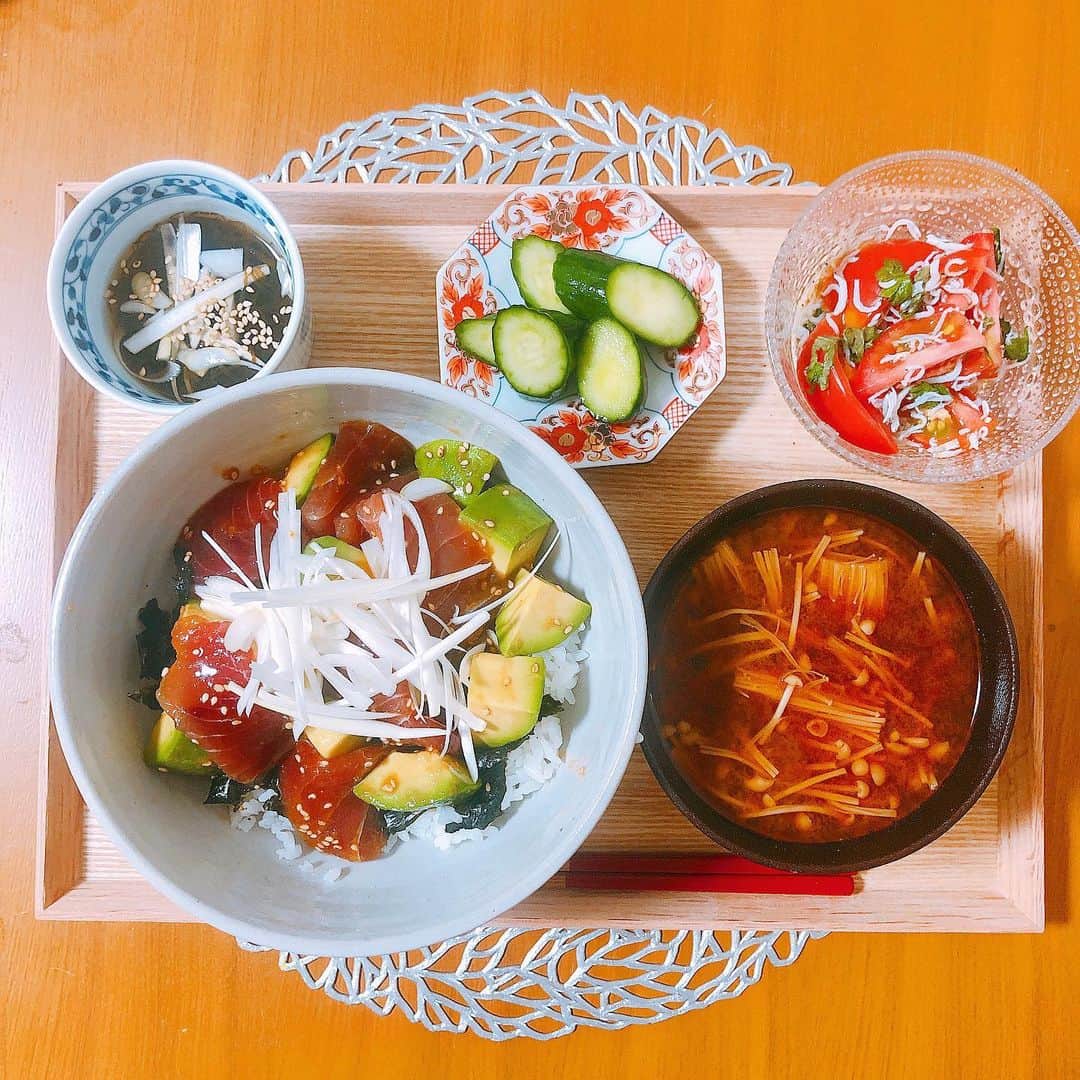 阿部優貴子のインスタグラム：「今日は東京すごく暑かったので、さっぱりしたものが食べたくなって、まぐろとアボカドのユッケ丼🥑🍣👩‍🍳 卵黄が真ん中に乗ってるんだけど、置いたら割れちゃってショック…😭 * ✔︎まぐろとアボカドのユッケ丼 ✔︎えのきの赤だしお味噌汁 ✔︎トマトの大葉しらす和え ✔︎きゅうりの浅漬け ✔︎もずく酢  #あべゆきごはん #週末ごはん #おうちごはん #スピードごはん」