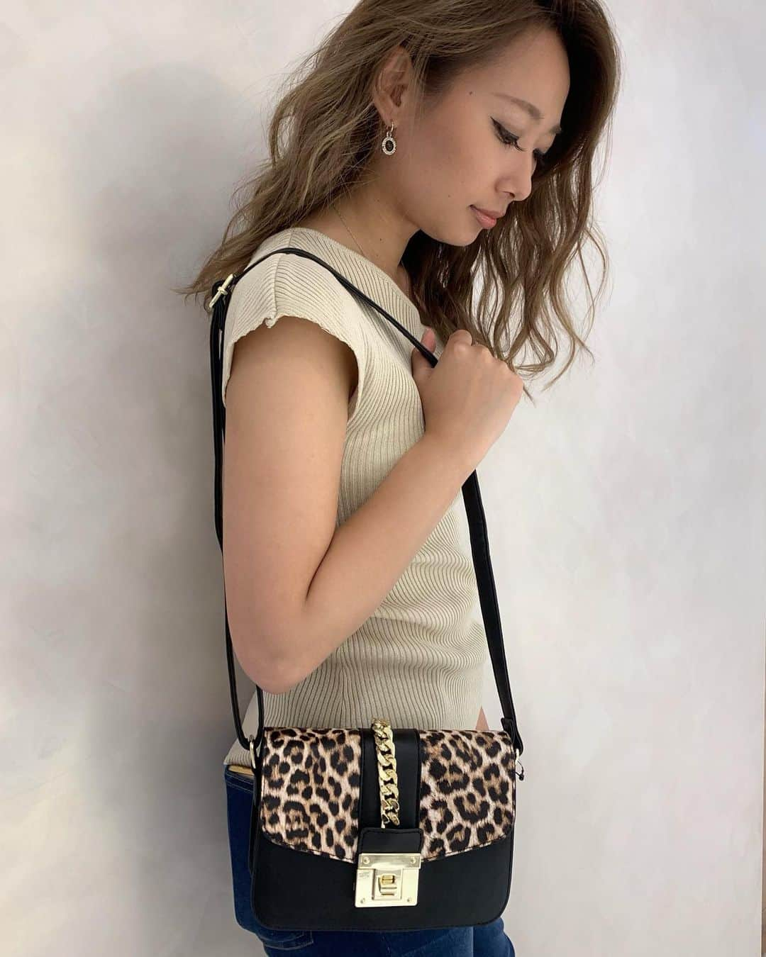 ダチュラオフィシャルのインスタグラム：「・ 新作BAG🐆✨ 華奢で、使い勝手のきくチェーンがアクセントになったBAGだよ🧡 今年は夏もアニマル柄流行りだから、取り入れてみてね💋✨ ・ blancClosetは5／27発売✨ ・ @datura_shibuya109 @datura_zozotown  #datura #ダチュラ #ダチュラー」