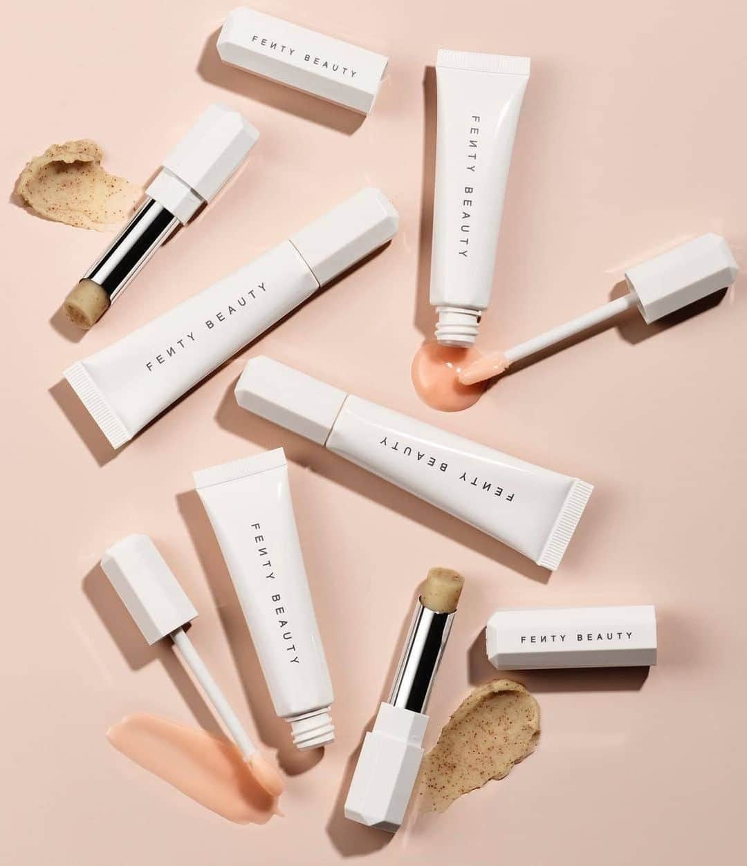のインスタグラム：「Les NEW BABIES 😍 @fentybeauty vont prendre soin de vos lèvres 👄 ! Un baume irrésistible et un crayon exfoliant pour des lèvres douces et hydratées ! #SephoraLovesFentyBeauty #FentyBeauty」