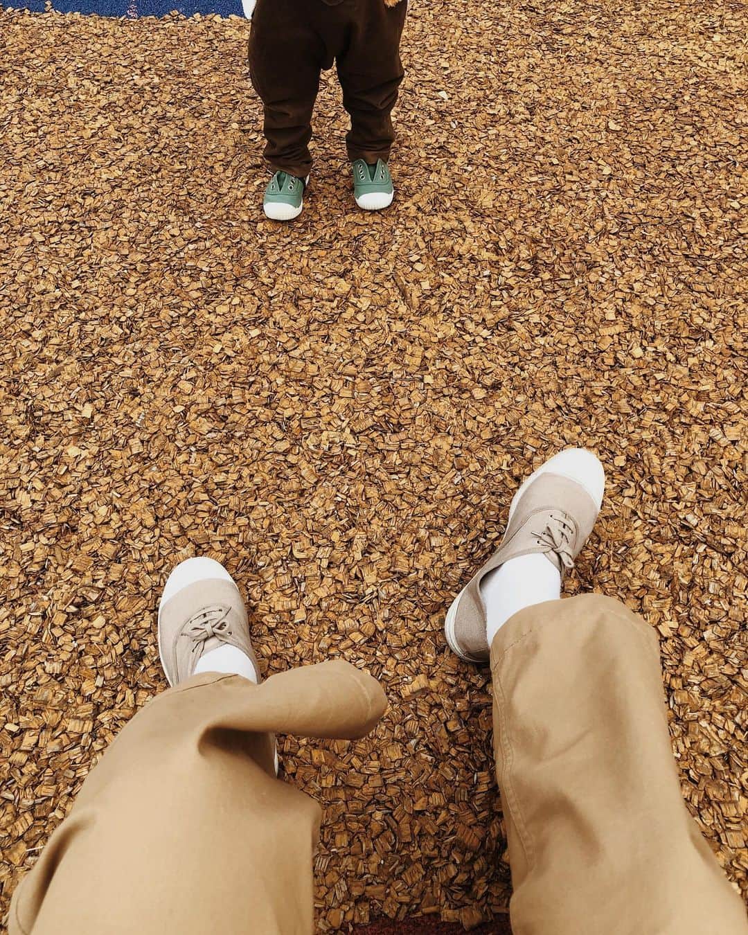 目見田早弥子のインスタグラム：「| me & mini me 娘はCienta、私はBENSIMONでお揃い風🌿 (娘は右足が少し小さくて脱げてしまうので ヘアゴムで固定してます👶🏻💦) BENSIMONはkidsからのサイズ展開だから もう少し大きくなったらお揃いしようね◯ ニュアンス系の色味がとっても好みだし、 靴紐までカラーが揃ってるからスッキリしてて可愛い👒 そしてめちゃめちゃ軽くて歩きやすい！ スリッポンタイプもありますよ🌼 thanks! @bensimon_japan 💞 代官山の店舗にはBENSIMONのお靴だけでなく セレクトされたオモチャや食器など とってもステキな商品がたくさんあるから よく遊びに行くんだ〜🥰」
