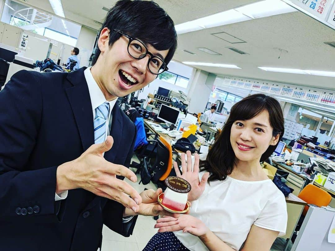 滝澤悠希さんのインスタグラム写真 - (滝澤悠希Instagram)「毎週金曜日は、 #はぴさた の打ち合わせ勤務なんですが、 なんと！ #石橋美希 アナウンサーが誕生日ケーキをくれました✨ なんと幸せなのでしょう😭😭😭 これからも、 「やる気元気悠希」で頑張っていこうと思います💪笑 #岩手めんこいテレビ #めんこいテレビ #アナウンサー #滝澤悠希 #8っぴーサタデー  #プレゼントは年中募集中」5月24日 19時25分 - yuki_takizawa_sbs