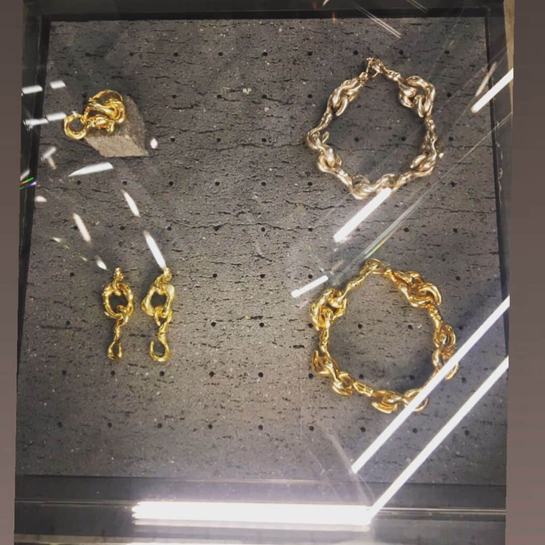 ソフィア ココサラキさんのインスタグラム写真 - (ソフィア ココサラキInstagram)「A selection of #sophiakokosalakijewelry at the beautiful @ileanamakristore in Athens.」5月24日 19時40分 - sophiakokosalaki