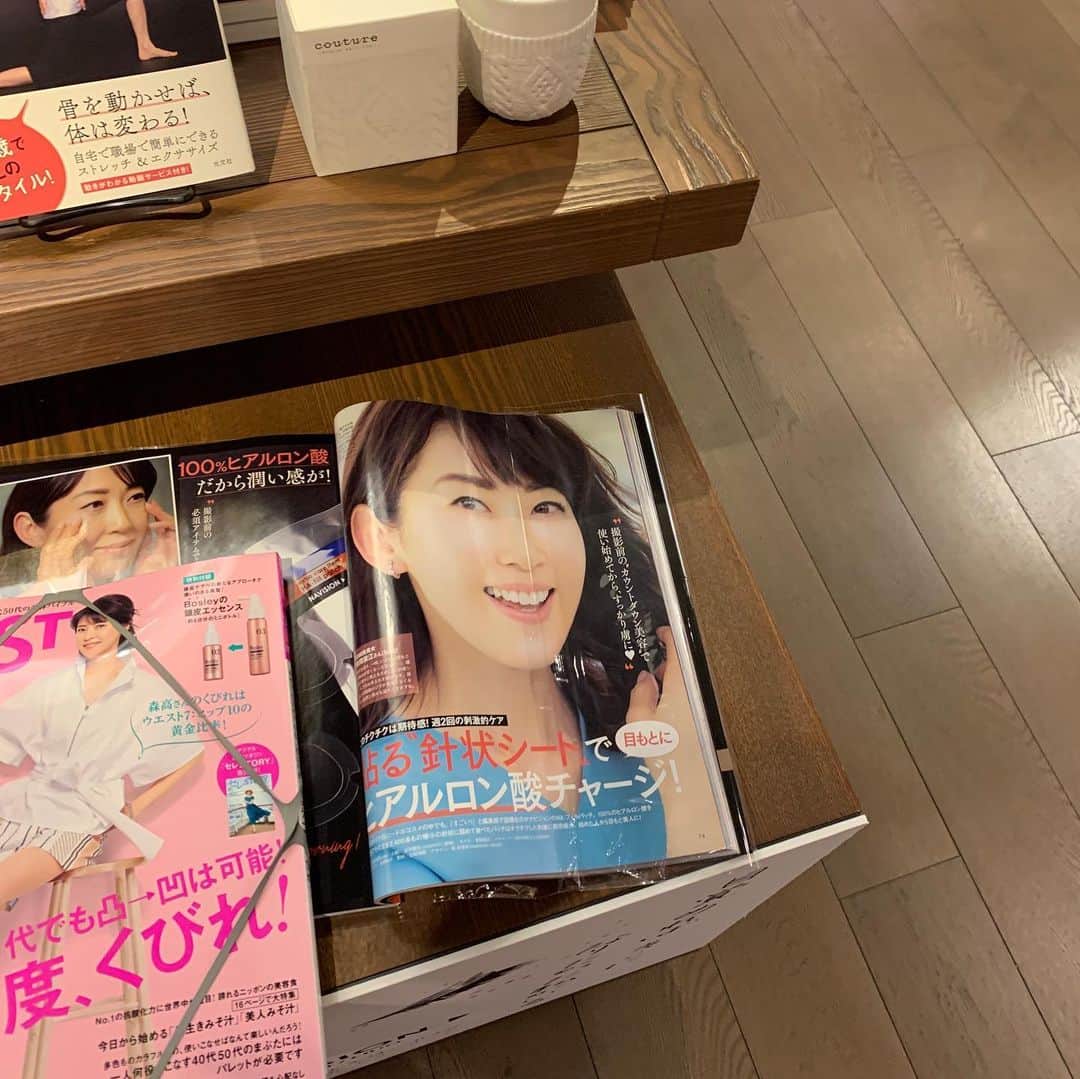 草間淑江さんのインスタグラム写真 - (草間淑江Instagram)「昨日は、大阪蔦屋書店で行われた 資生堂ナビジョンイベントに参加してきました😍 ・  100 %ヒアルロン酸を針状に固めたシートを貼って寝るだけで、朝起きたらあのヒアルロン酸はどこへ？ ・  からの、うるるん感💕💕 ・  昨日は、美ＳＴ桐野編集長、美容研究家の松本さま、資生堂ジャパン長谷川さまのお話し、とても勉強になりました。 ・  日々、美容は進化してるんですねー🤔 ・  塗るだけに満足出来ない、なんて最近思っている方、是非お試しくださいね👍 ・  本日から６月２日まで 梅田蔦屋書店 ルウア イーレ9階で NAVISIONポップアップ開催。 ・  ヒアルロン酸１００%の「ＨＡ フィルパッチ」を試せるチャンス！ ・  気になる方は是非トライ👍 ・  #NAVISION  #HAフィルパッチ #マイクロニードル #ヒアルロン酸 #ふっくら弾力 #目元ケア #資生堂ジャパン #光文社 #美魔女 #私もトーク #😆」5月24日 19時32分 - yoshie_kusama