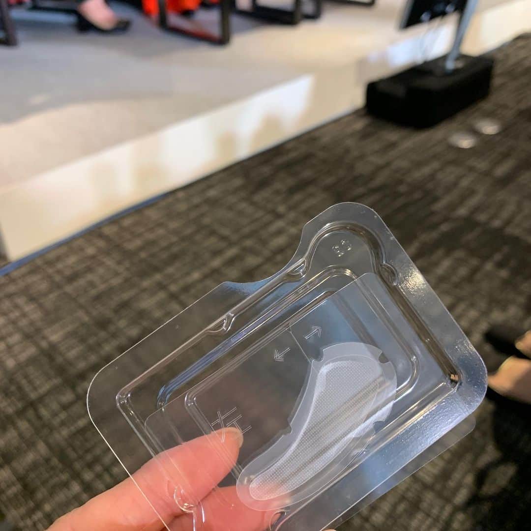 草間淑江さんのインスタグラム写真 - (草間淑江Instagram)「昨日は、大阪蔦屋書店で行われた 資生堂ナビジョンイベントに参加してきました😍 ・  100 %ヒアルロン酸を針状に固めたシートを貼って寝るだけで、朝起きたらあのヒアルロン酸はどこへ？ ・  からの、うるるん感💕💕 ・  昨日は、美ＳＴ桐野編集長、美容研究家の松本さま、資生堂ジャパン長谷川さまのお話し、とても勉強になりました。 ・  日々、美容は進化してるんですねー🤔 ・  塗るだけに満足出来ない、なんて最近思っている方、是非お試しくださいね👍 ・  本日から６月２日まで 梅田蔦屋書店 ルウア イーレ9階で NAVISIONポップアップ開催。 ・  ヒアルロン酸１００%の「ＨＡ フィルパッチ」を試せるチャンス！ ・  気になる方は是非トライ👍 ・  #NAVISION  #HAフィルパッチ #マイクロニードル #ヒアルロン酸 #ふっくら弾力 #目元ケア #資生堂ジャパン #光文社 #美魔女 #私もトーク #😆」5月24日 19時32分 - yoshie_kusama