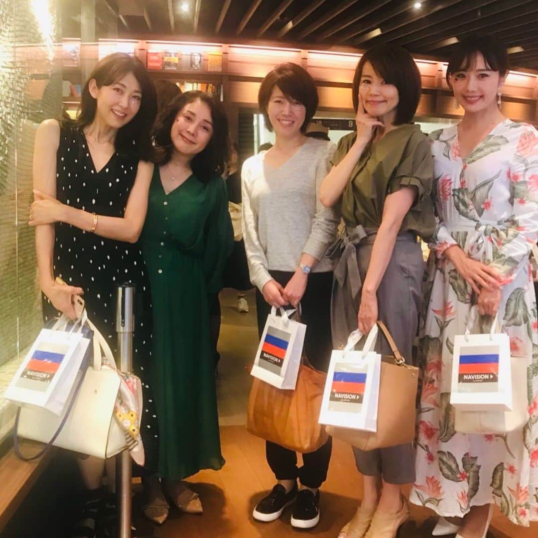 草間淑江さんのインスタグラム写真 - (草間淑江Instagram)「昨日は、大阪蔦屋書店で行われた 資生堂ナビジョンイベントに参加してきました😍 ・  100 %ヒアルロン酸を針状に固めたシートを貼って寝るだけで、朝起きたらあのヒアルロン酸はどこへ？ ・  からの、うるるん感💕💕 ・  昨日は、美ＳＴ桐野編集長、美容研究家の松本さま、資生堂ジャパン長谷川さまのお話し、とても勉強になりました。 ・  日々、美容は進化してるんですねー🤔 ・  塗るだけに満足出来ない、なんて最近思っている方、是非お試しくださいね👍 ・  本日から６月２日まで 梅田蔦屋書店 ルウア イーレ9階で NAVISIONポップアップ開催。 ・  ヒアルロン酸１００%の「ＨＡ フィルパッチ」を試せるチャンス！ ・  気になる方は是非トライ👍 ・  #NAVISION  #HAフィルパッチ #マイクロニードル #ヒアルロン酸 #ふっくら弾力 #目元ケア #資生堂ジャパン #光文社 #美魔女 #私もトーク #😆」5月24日 19時32分 - yoshie_kusama