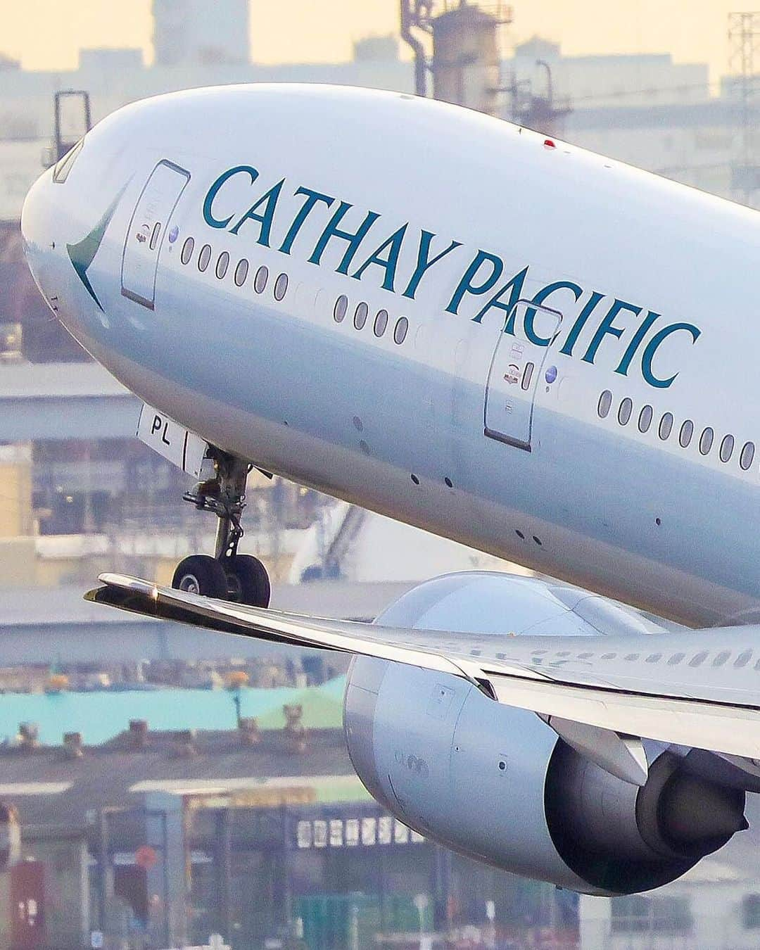 キャセイパシフィック航空さんのインスタグラム写真 - (キャセイパシフィック航空Instagram)「Our #Boeing777 looks skyward as she takes off from #Tokyo. We love seeing your photos of our aircraft. Keep sharing them with us, and don’t forget to tag @cathaypacific to be featured! ⠀⠀⠀⠀⠀⠀⠀⠀⠀ ⠀⠀⠀⠀⠀⠀⠀⠀⠀ 我們的  #波音777 客機從  #東京  展翅高飛！如果你有拍到我們的航機，不妨與我們分享，記得要在照片標籤  @cathaypacific！⠀⠀⠀⠀⠀⠀⠀⠀⠀ ⠀⠀⠀⠀⠀⠀⠀⠀⠀ Credit: @keisuke7g」5月24日 19時41分 - cathaypacific