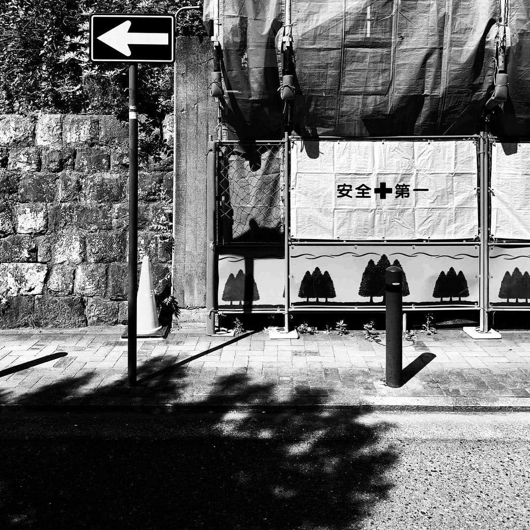 naotakeのインスタグラム：「一方通行 - A one-way street / iPhone XR + Snapseed, 20190525 . . . . #royalsnappingartists #infamous_family #rsa_main #infinity_photo_cult #2_fineart #jp_gallery #jp_gallery_bnw #trb_bnw #wp_bnw  #bnw_life #bnwlife_member #bnw_life_shots #bnw_captures #world_bnw #top_bnw #team_jp_ #team_jp_モノクロ #ig_energy_bw #ig_nihon #streetphotographybnw #igersjp #blackandwhite #bnw #bnwphoto #monochrome #bw #bnwphotography #ShotOniPhone #shotoniphoneXR」
