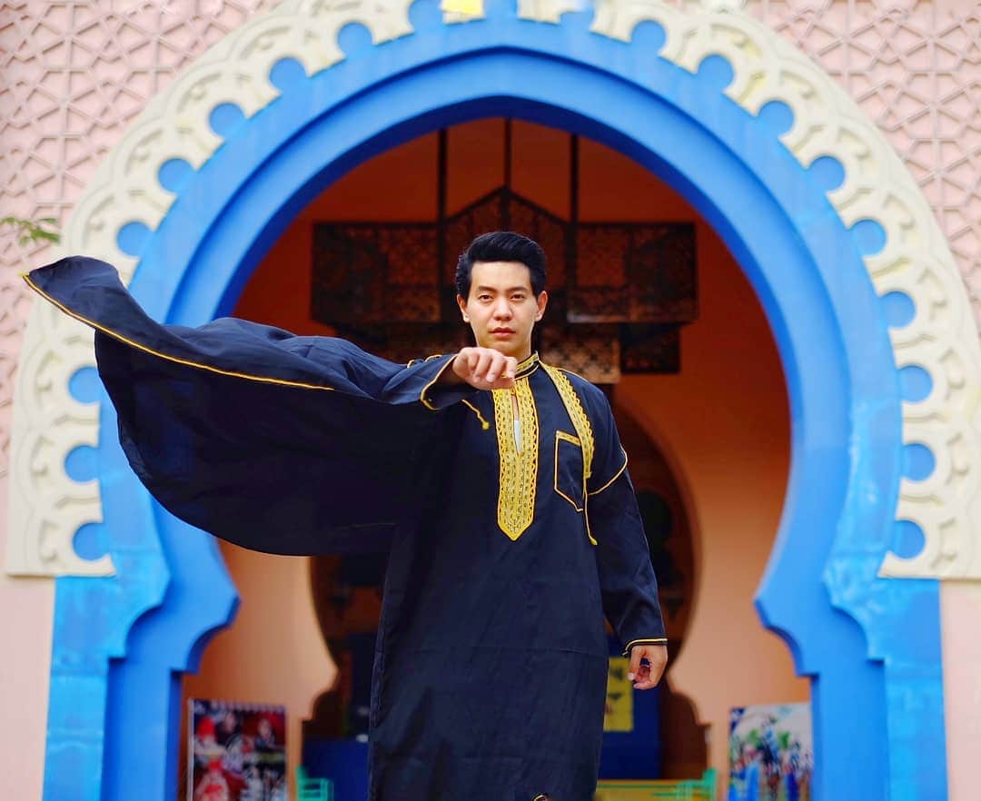 アイス・サランユーのインスタグラム：「Call me "Jafar" I can open your eyes Take you wonder by wonder Over sideways and under On a magic carpet ride  A whole new world A new fantastic point of view No one to tell us no Or where to go Or say we're only dreaming มาซิงอะซอง ที่ชะอำ วันนี้ แต่งตัวเบาๆ หาสถานที่ ให้เข้ากับ #aladdin กำลังอิน 🤣🤣😄😄 #เที่ยวทั่วไทยกับไอซ์ศรัณยู  #ชะอำ 📷 @sarang_kimm」