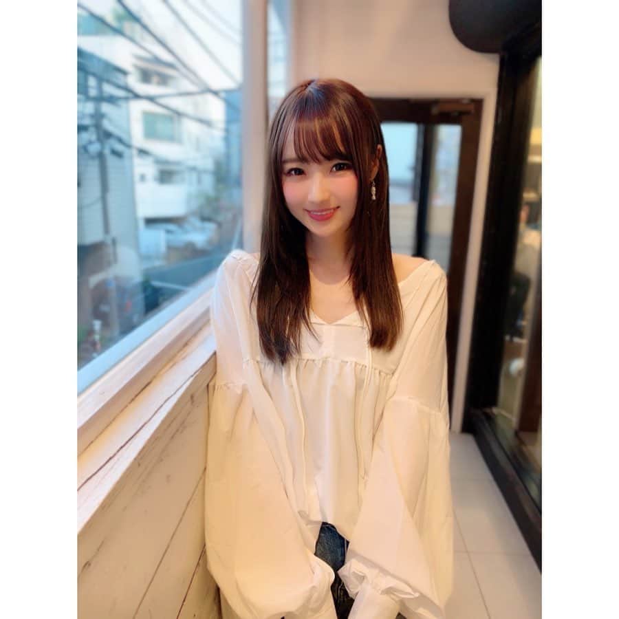 小越しほみさんのインスタグラム写真 - (小越しほみInstagram)「久しぶりに髪染めた！ やっと暗くなったぁ～👩🏻✨ 岩井さんありがとうございます🌼 ・ そしてはじめてセルフホワイトニングにもいってみたよ😬 ホワイトニング染みるからずっとお休みしてたんだけど @fairebriller_ebisu は染みないって聞いて行ったら本当に染みなかった！✨ ・ 私のインスタ見たって伝えてもらったら通常3照射30000円がなんと1980円になるそうなので気になる方はぜひ🥳 . 💒フェールブリエ恵比寿店 TEL 080-9354-4618 ・ #髪質革命 #髪質改善 #heartim #lobby #美容院 #美容室 #hairstyle #haircolor #セルフホワイトニング #ホワイトニング #beep」5月24日 19時47分 - shihomi1129