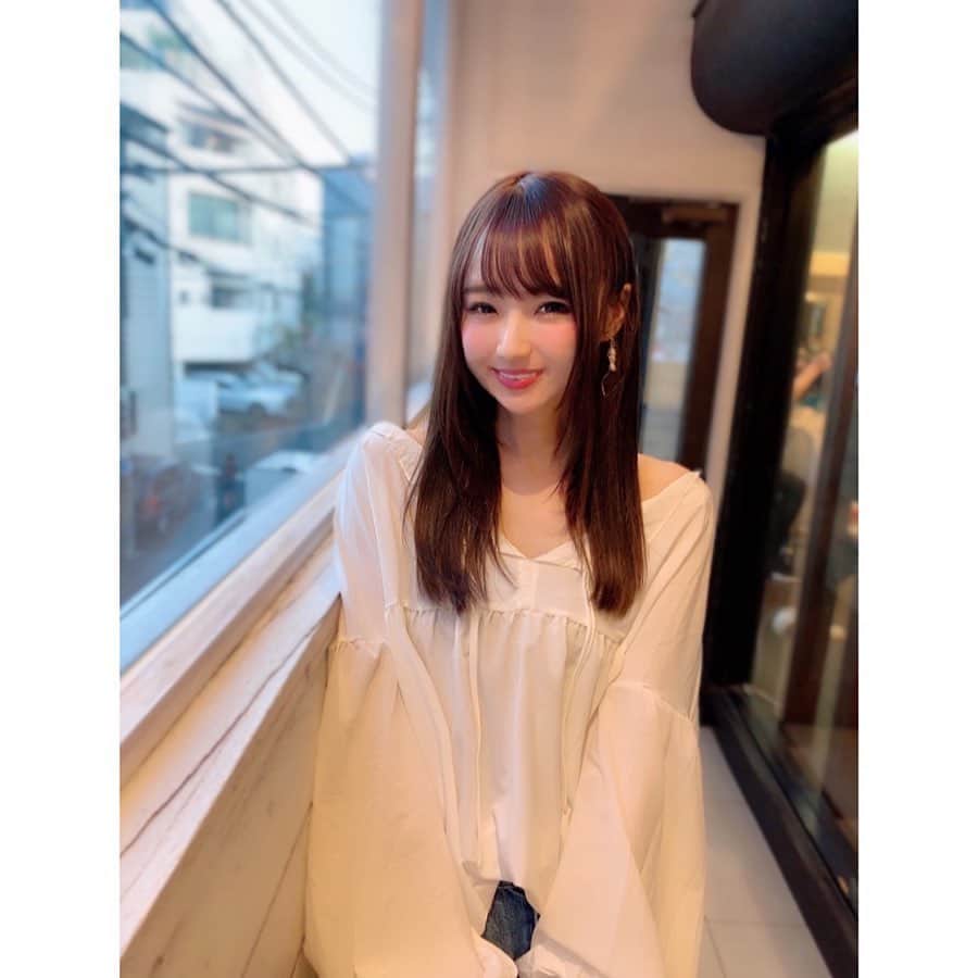 小越しほみさんのインスタグラム写真 - (小越しほみInstagram)「久しぶりに髪染めた！ やっと暗くなったぁ～👩🏻✨ 岩井さんありがとうございます🌼 ・ そしてはじめてセルフホワイトニングにもいってみたよ😬 ホワイトニング染みるからずっとお休みしてたんだけど @fairebriller_ebisu は染みないって聞いて行ったら本当に染みなかった！✨ ・ 私のインスタ見たって伝えてもらったら通常3照射30000円がなんと1980円になるそうなので気になる方はぜひ🥳 . 💒フェールブリエ恵比寿店 TEL 080-9354-4618 ・ #髪質革命 #髪質改善 #heartim #lobby #美容院 #美容室 #hairstyle #haircolor #セルフホワイトニング #ホワイトニング #beep」5月24日 19時47分 - shihomi1129