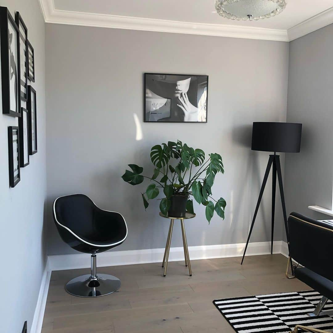 Makeup Addiction Cosmeticsさんのインスタグラム写真 - (Makeup Addiction CosmeticsInstagram)「Here’s the other side of my office! ⚪️⚫️🔔 Deets also tagged on picture: Chair @zurleysuk and @cultfurniture  Plant stand @westelmuk Lamp @wayfairuk  Swiss cheese plant @nextofficial Prints @desenio  #makeupaddiction  #makeupaddictioncosmetics #inspiremehomedecor #interiordesign  #homeoffice #myhousebeautiful #homeideas #interiorinspiration #makehomeyours #homeinspo」5月24日 19時55分 - makeupaddictioncosmetics