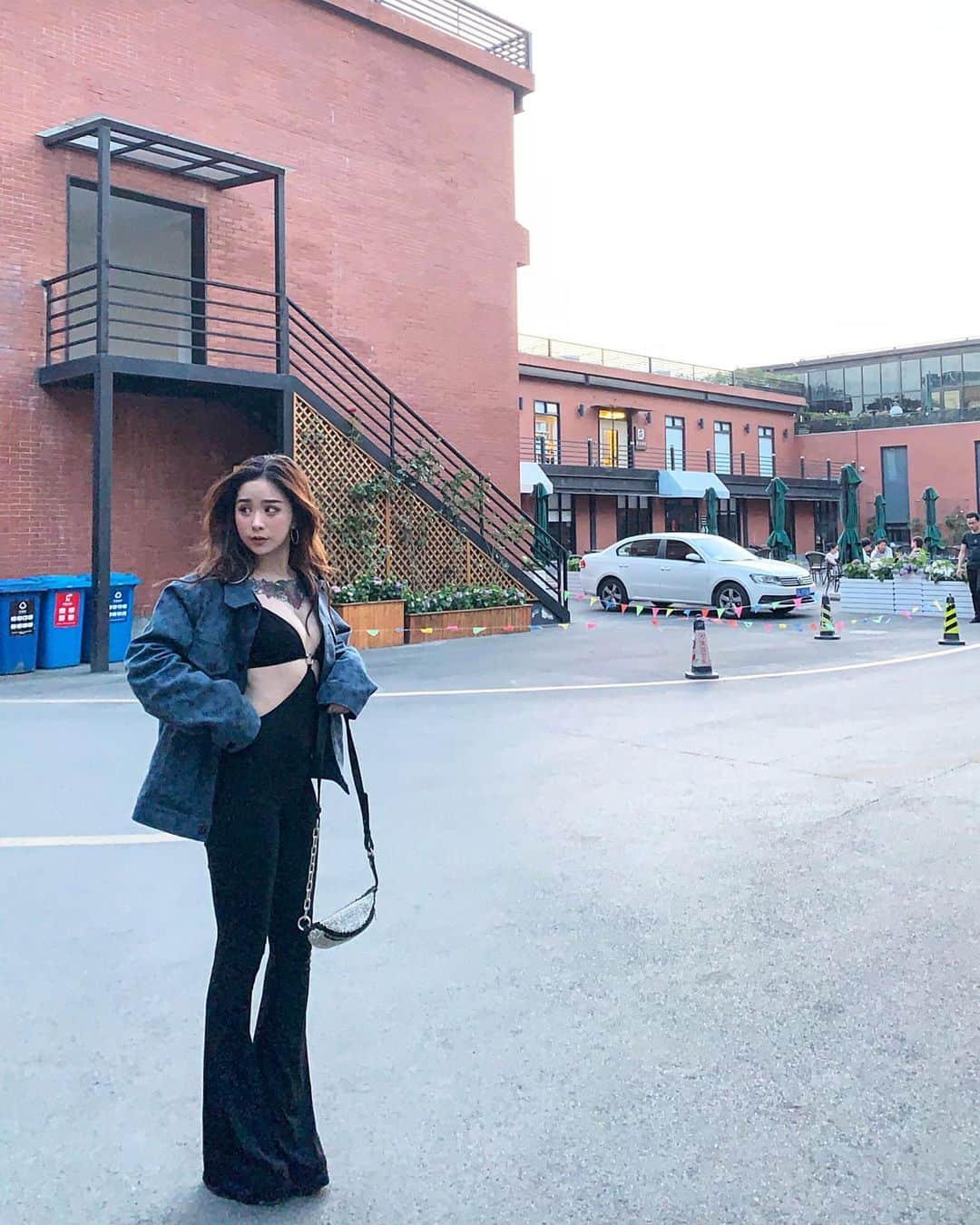 Abby Chenのインスタグラム：「Hi !! Shanghai 我回來了💕 被詢問爆表 愛不釋手超顯瘦連身褲 請私訊我寶寶 @she44889 直接訂購🔥🌹 #louisvuitton #alexanderwang」
