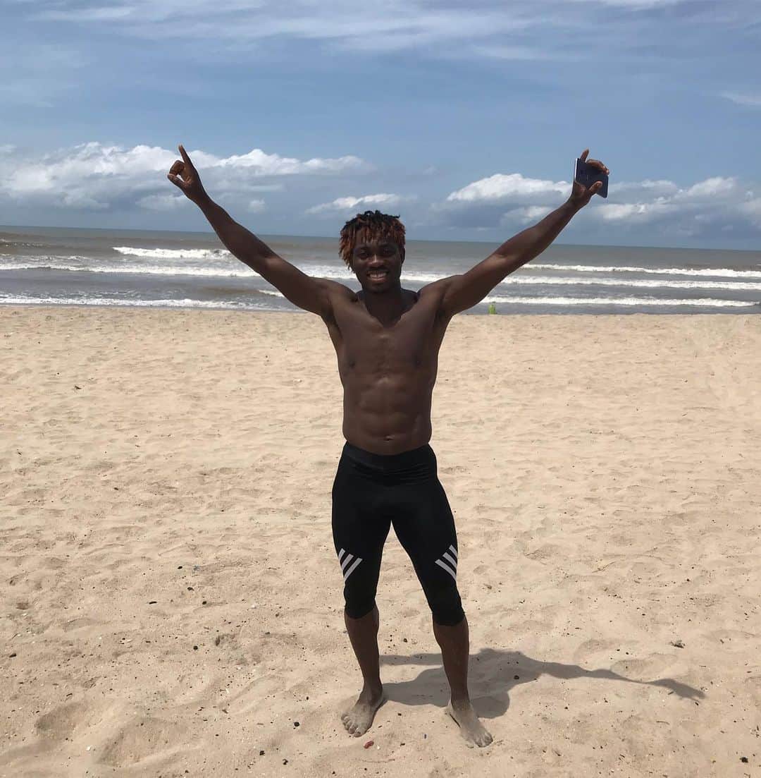 クリスティアン・アツのインスタグラム：「Never Give Up #GodWin🙏」