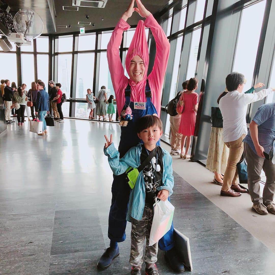 のインスタグラム：「東京タワー🗼✨の しかまるくん❣️ ・ ・ 僕が人間なのはナイショだよ❣️ ・ ・ と、息子にひそひそ ・ ・ いや、どうみても人間だけど😂❣️ ・ ・ 私のツボです💖 #山内智恵 #東京タワー #思い出の場所 #みんな好き #しかまる #ハッピータワー」