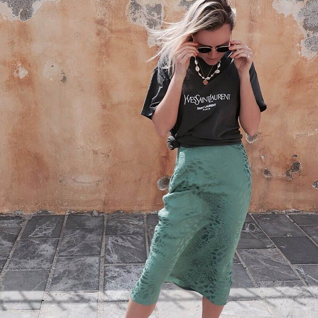 アクセサライズのインスタグラム：「Two things you need right now to add to every outfit: 1. Our shell necklace (🔍: 6855558100) 2. Our Hayley sunglasses (🔍: 6930338100) What are your travel essentials from #Accessorize this year? Tell us below... ✈️🌴 Check @lucyalicelook feed for more inspo. #ACCZinCrete #Accessorizer #Travel」