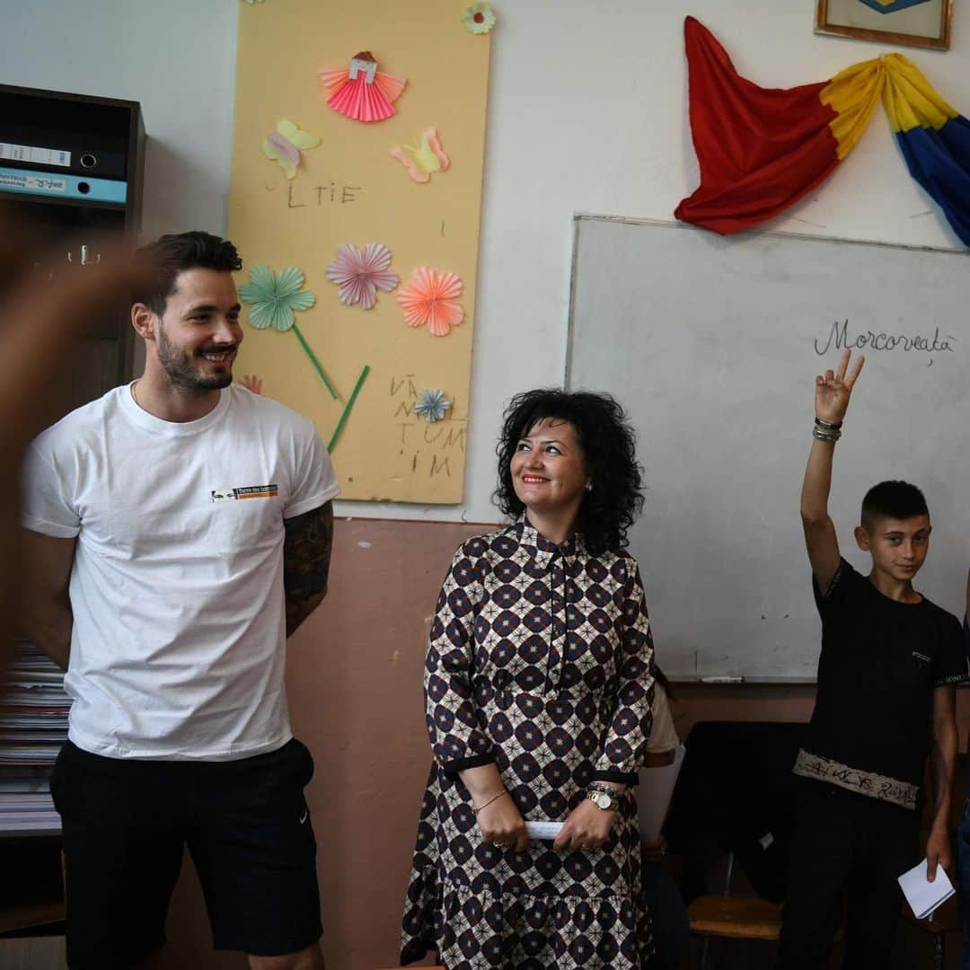 ボルシア・ドルトムントさんのインスタグラム写真 - (ボルシア・ドルトムントInstagram)「🙌 Together with @tdh_ch @rbuerki visited school and integration projects in Romania. Thank you, Roman!  #terredeshommes #helpingchildren #bvb #borussiadortmund #dortmund #romanbuerki #buerki」5月24日 20時01分 - bvb09