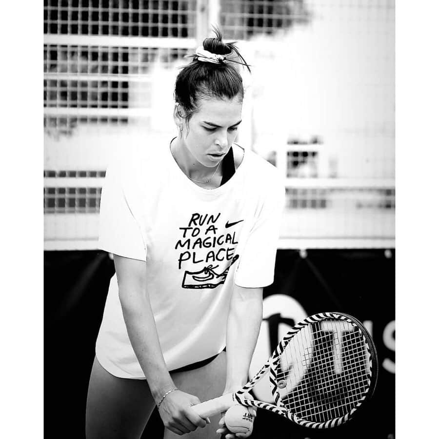 アイラ・トムリャノビッチのインスタグラム：「Keep chasing 🦄🦄....and pain au chocolat😝」