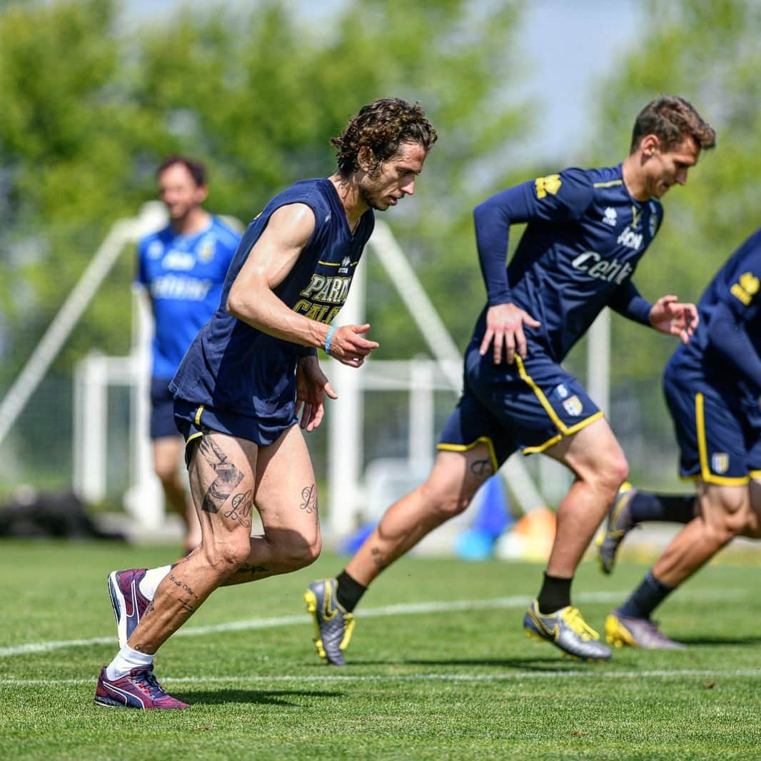 のインスタグラム：「Corri brate @leostulac 😂🤙🏻 #training #parmacalcio1913 #JD」