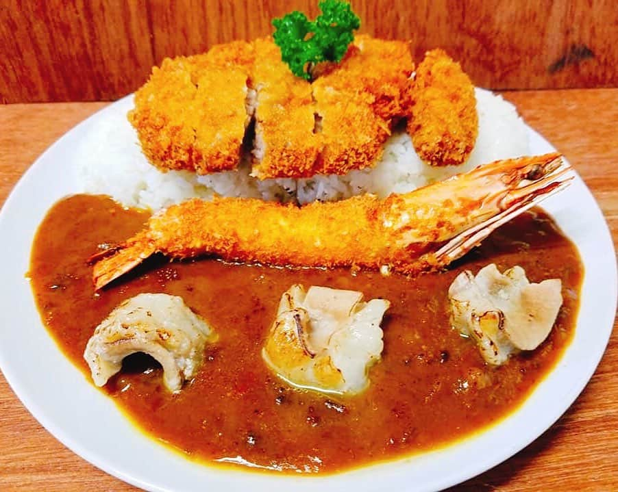 チキン南蛮カレーのルウ王子さんのインスタグラム写真 - (チキン南蛮カレーのルウ王子Instagram)「最近本当に忙しすぎて流石に疲れがたまってきたのでガッツリてげうまカレーを食べまくルウ！！カレー最高！てげうまルウ！ ★ ★ #ホルモン #トンカツ #難波 #カレー倶楽部ルウ #相互フォロー#フォロバ#海老フライ #宮崎 #都城 #福岡  #渡辺通り#大阪 #飯テロ #鹿児島 #熊本 #大阪駅 #京都 #清水寺 #大阪カレー #スパイスカレー #梅田 #守口 #宮崎ランチ  #大阪駅前第3ビル #大阪ランチ #いいねした人で気になった人フォロー #カレー好きな人と繋がりたい #カレー #二年坂」5月24日 20時11分 - currynoprince