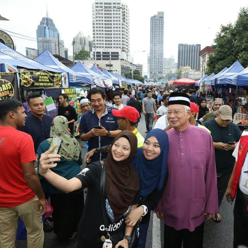 ナジブ・ラザクさんのインスタグラム写真 - (ナジブ・ラザクInstagram)「Tahu tak apa beza kamu dengan hujan?  Hujan mencurah jatuh ke bumi. Tapi saudara-saudari semua jatuh ke hati saya.  Senyum sikit ok? Selamat berbuka puasa! 😊😊😊」5月24日 20時11分 - najib_razak