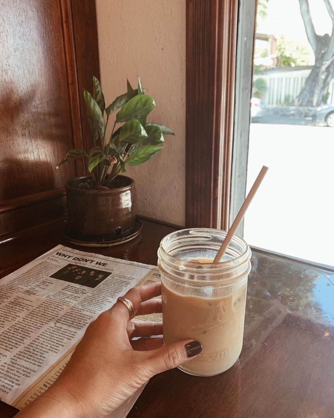 春名亜美さんのインスタグラム写真 - (春名亜美Instagram)「アイスカフェラテが美味しくて、また @ars.cafe  モーニングも食べてみたいと強く強く思ってます🍞☕️ ・ ・ ・ #arscafe #icecafelatte  #Hawaii #ハワイ #子連れハワイ #ハワイグルメ #ハワイ暮らし #ハワイ生活 #Hawaiilife」5月24日 20時13分 - amiharunaami